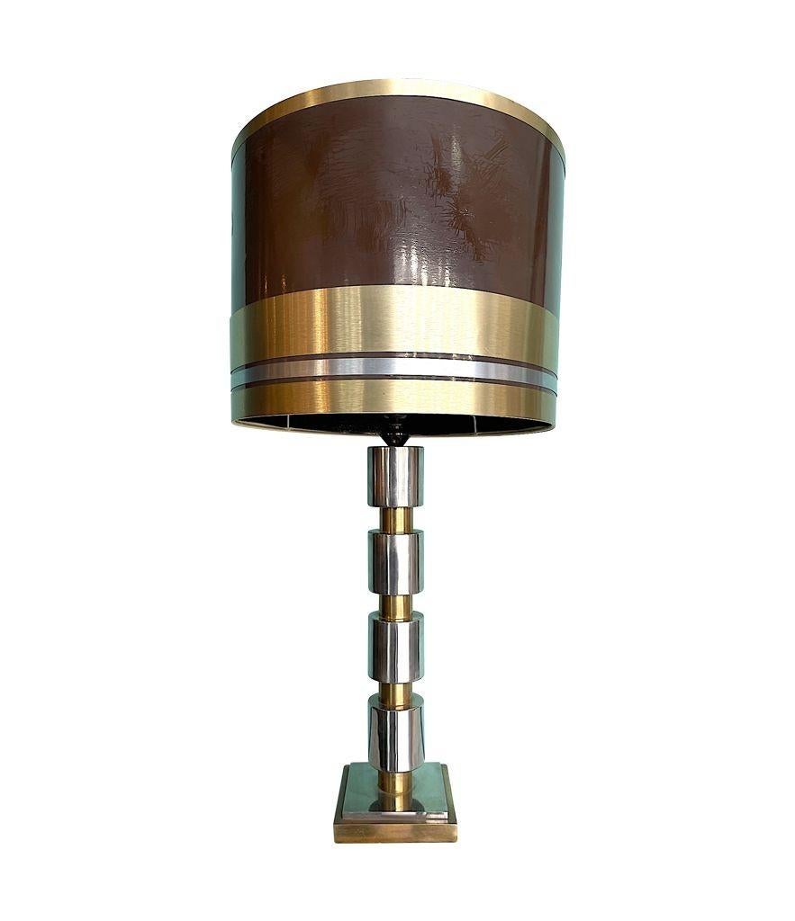 Eine große italienische Lampe aus Chrom und Messing aus den 1970er Jahren mit originalem Schirm aus gebürstetem Messing. (Italienisch) im Angebot