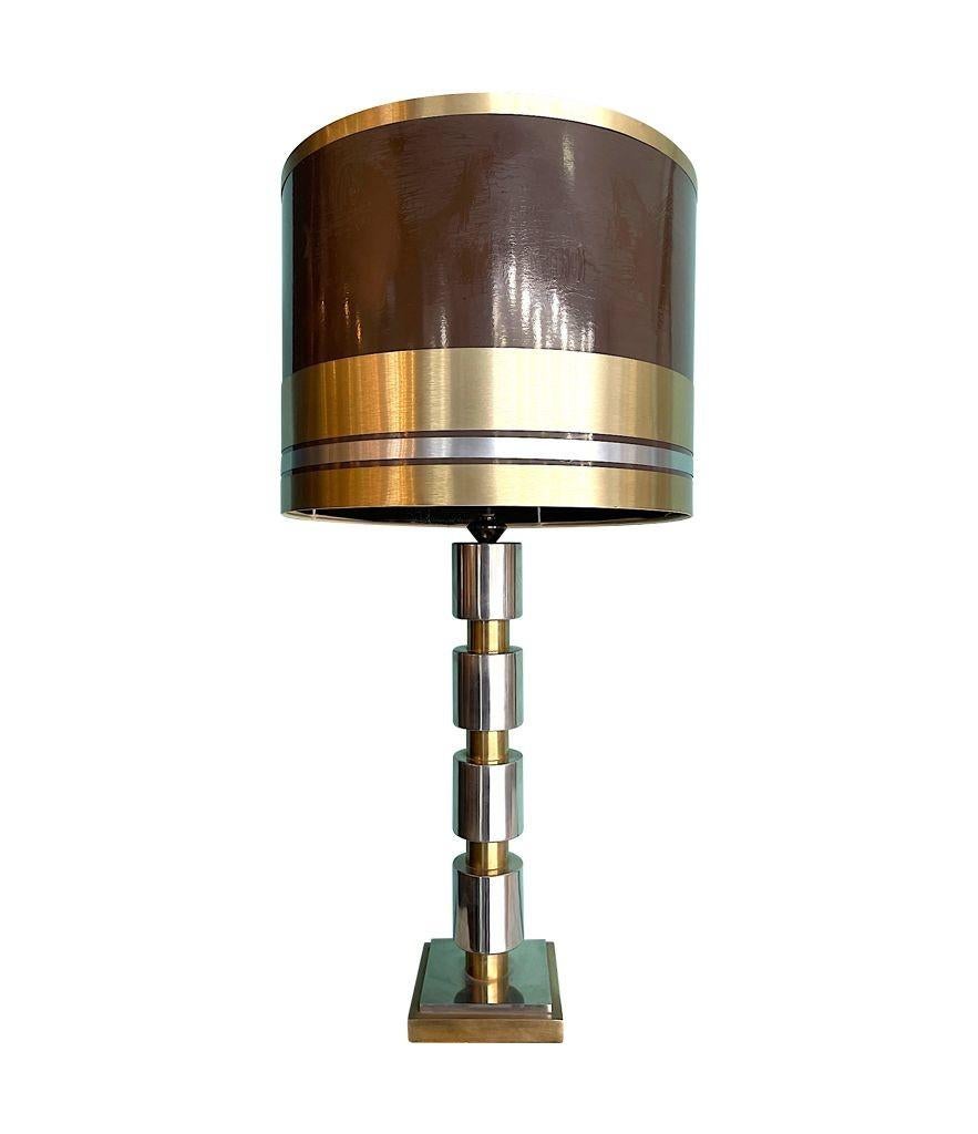 Eine große italienische Lampe aus Chrom und Messing aus den 1970er Jahren mit originalem Schirm aus gebürstetem Messing. (Ende des 20. Jahrhunderts) im Angebot