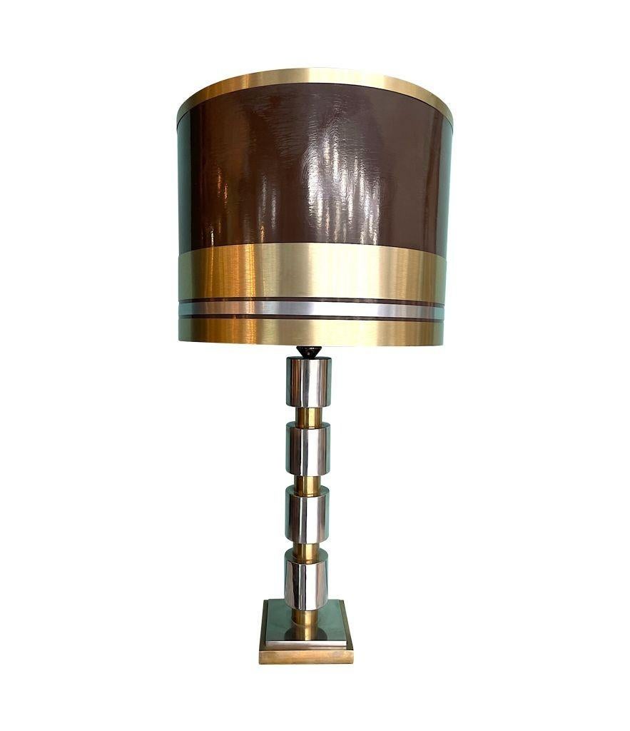 Eine große italienische Lampe aus Chrom und Messing aus den 1970er Jahren mit originalem Schirm aus gebürstetem Messing. im Angebot 1