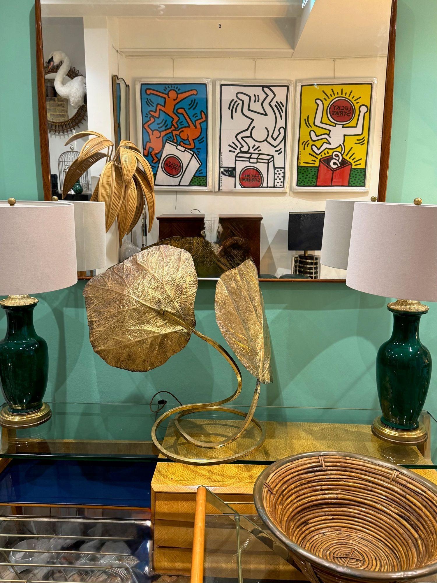 Gran lámpara de sobremesa italiana de latón doble de los años 70 