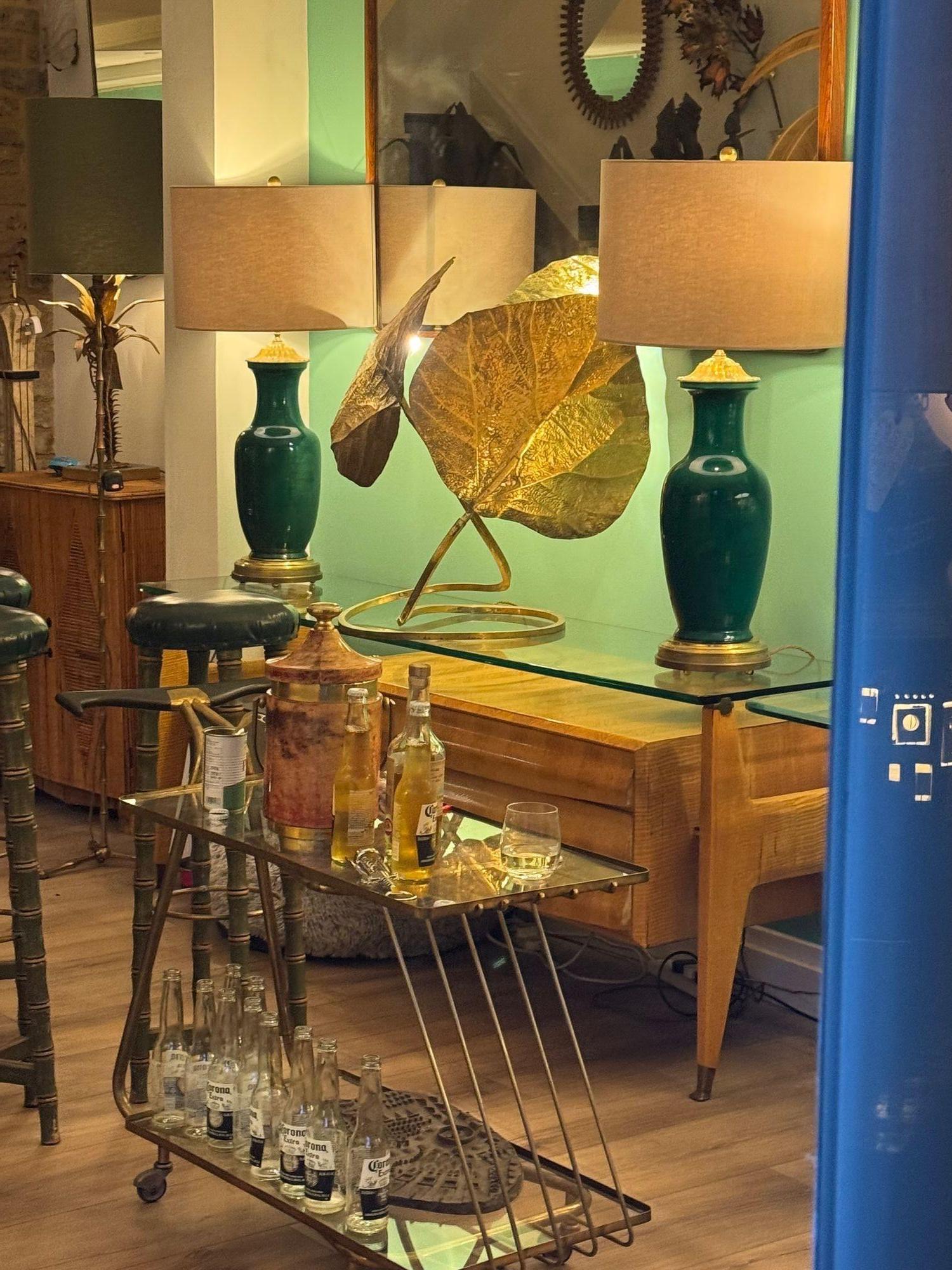 Gran lámpara de sobremesa italiana de latón doble de los años 70 