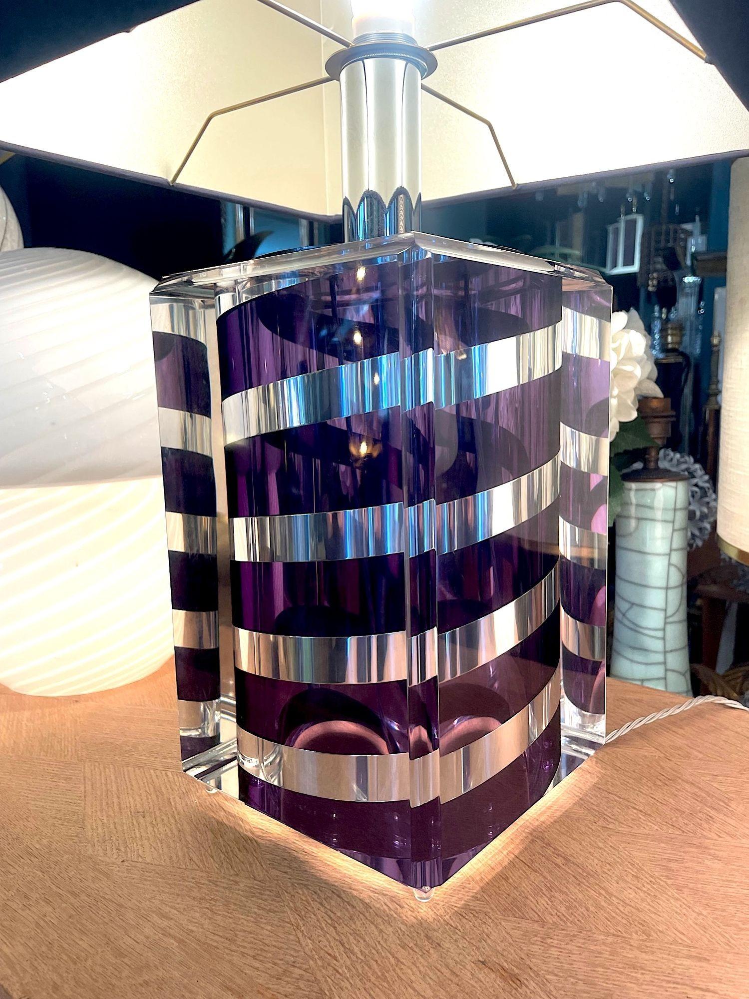 A large Italian 1970s Romeo Rega lucite and chrome lamp in purple and chrome For Sale 9