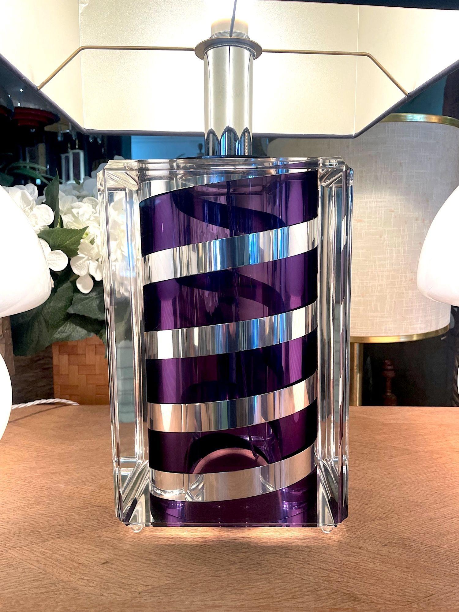 A large Italian 1970s Romeo Rega lucite and chrome lamp in purple and chrome For Sale 15