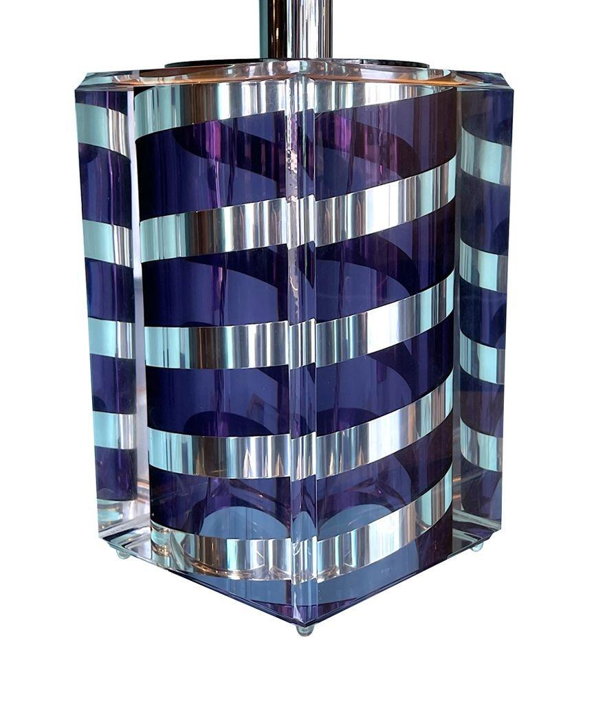 A large Italian 1970s Romeo Rega lucite and chrome lamp in purple and chrome In Good Condition For Sale In London, GB