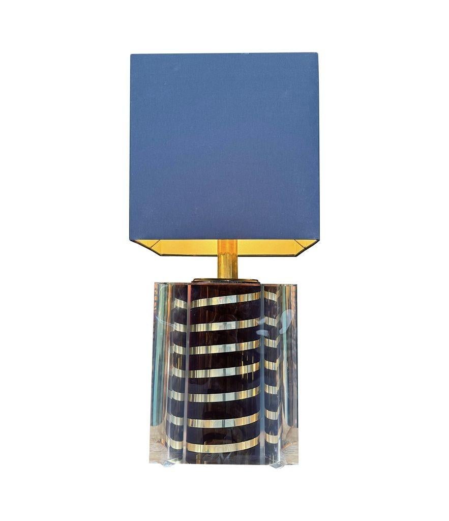 A large Italian 1970s Romeo Rega lucite lamp with chocolate and brass stripes en venta 5