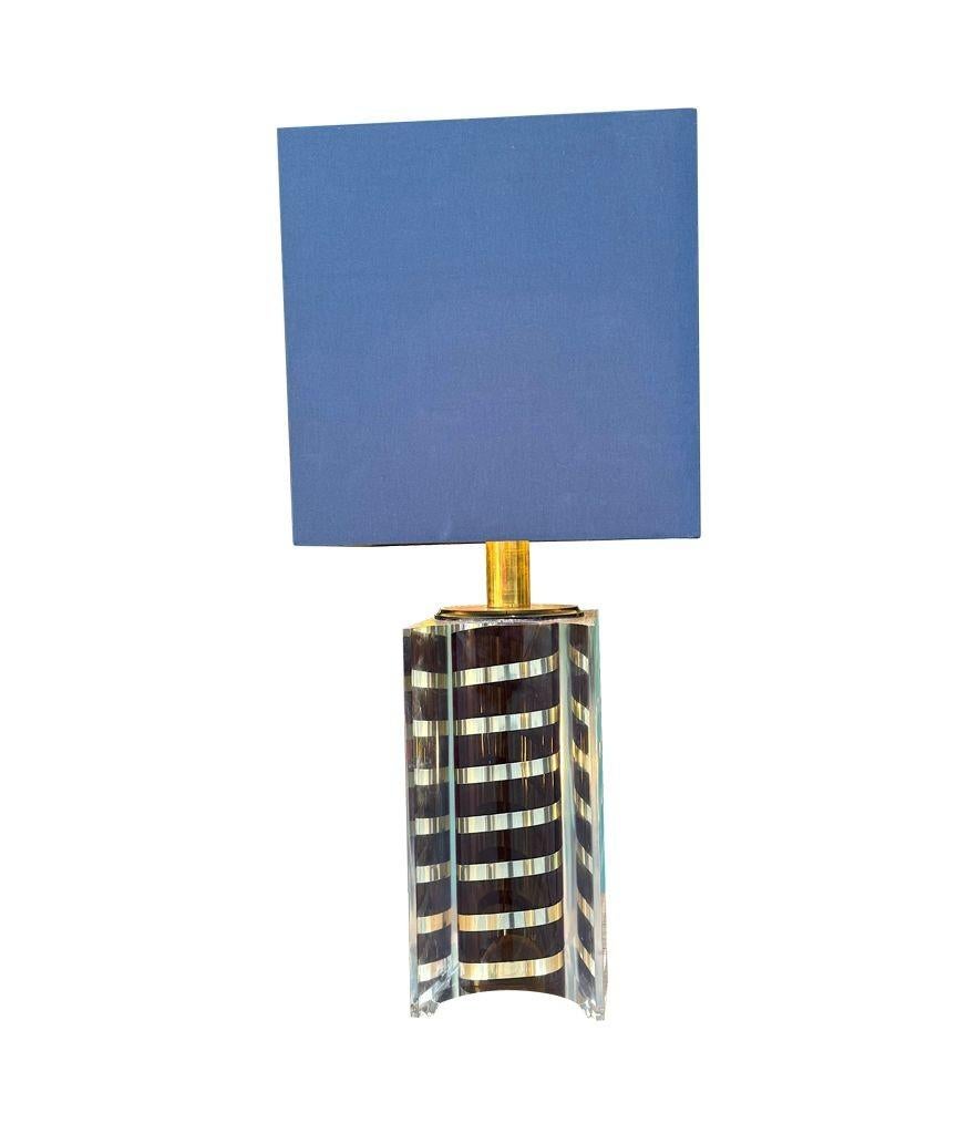 A large Italian 1970s Romeo Rega lucite lamp with chocolate and brass stripes en venta 6