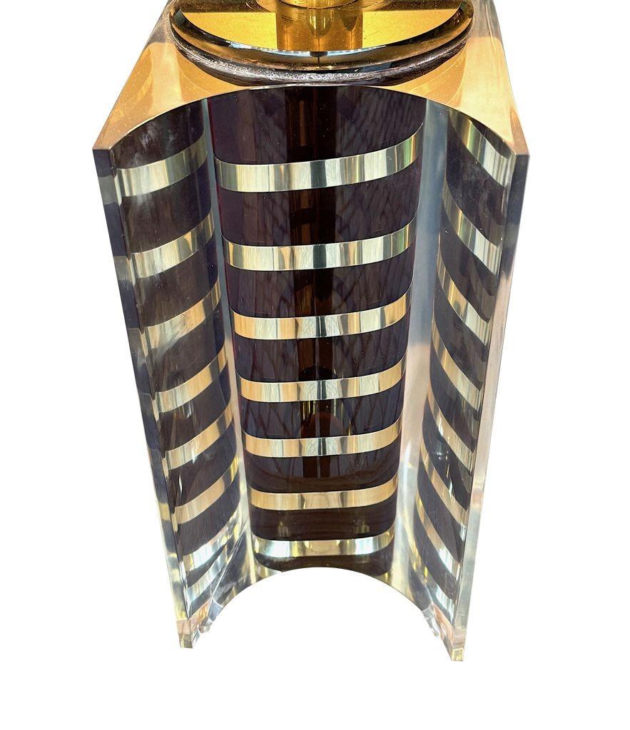 A large Italian 1970s Romeo Rega lucite lamp with chocolate and brass stripes en venta 7