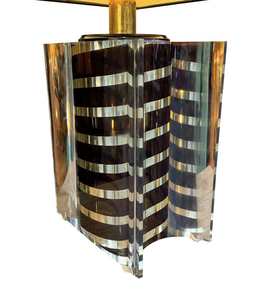 A large Italian 1970s Romeo Rega lucite lamp with chocolate and brass stripes en venta 9