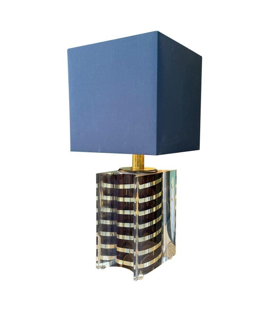A large Italian 1970s Romeo Rega lucite lamp with chocolate and brass stripes en venta 10
