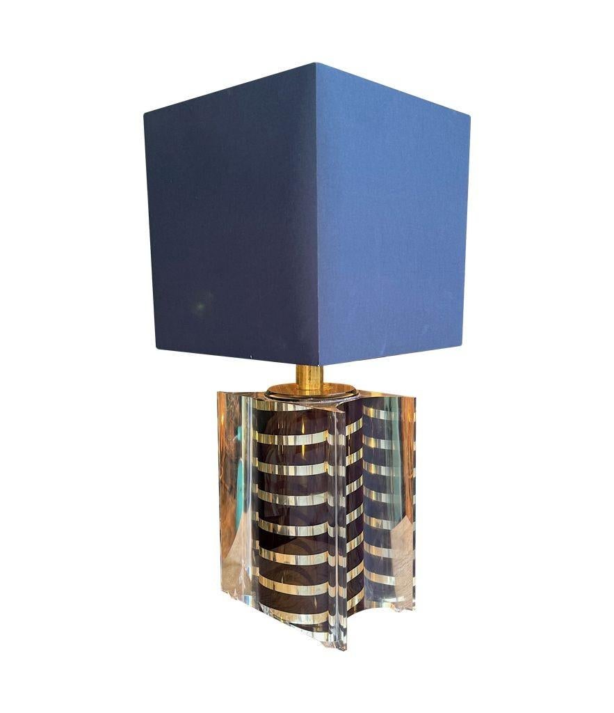 A large Italian 1970s Romeo Rega lucite lamp with chocolate and brass stripes en venta 12