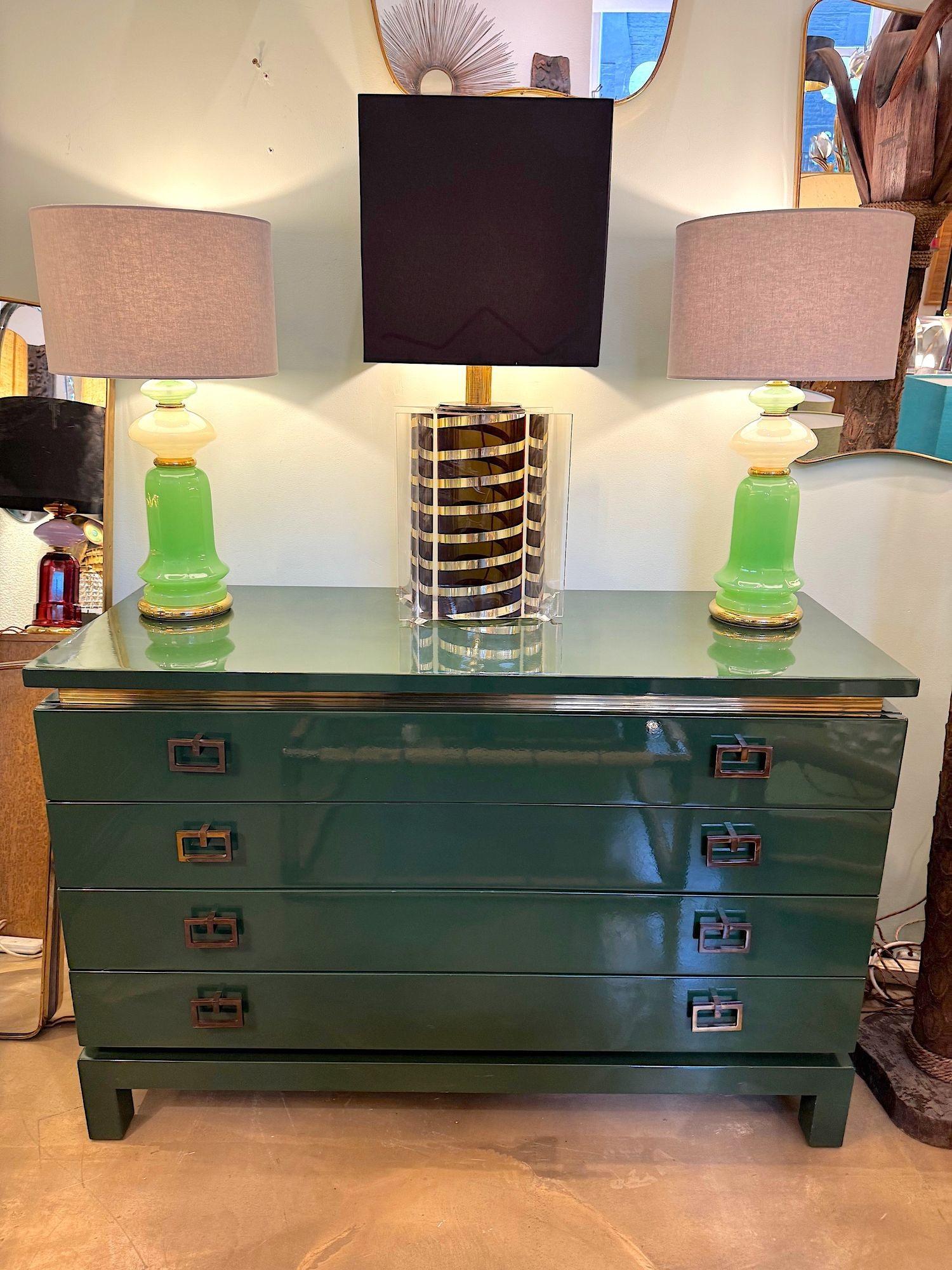 A large Italian 1970s Romeo Rega lucite lamp with chocolate and brass stripes en venta 13