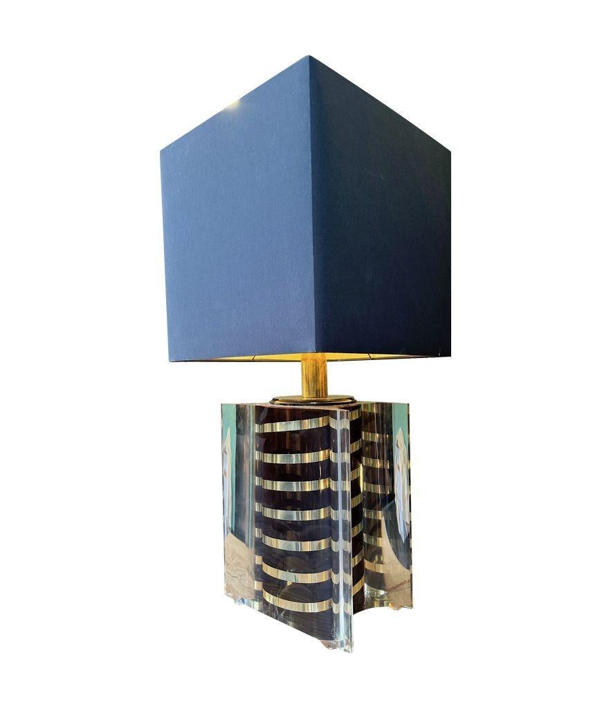 A large Italian 1970s Romeo Rega lucite lamp with chocolate and brass stripes Italiano en venta