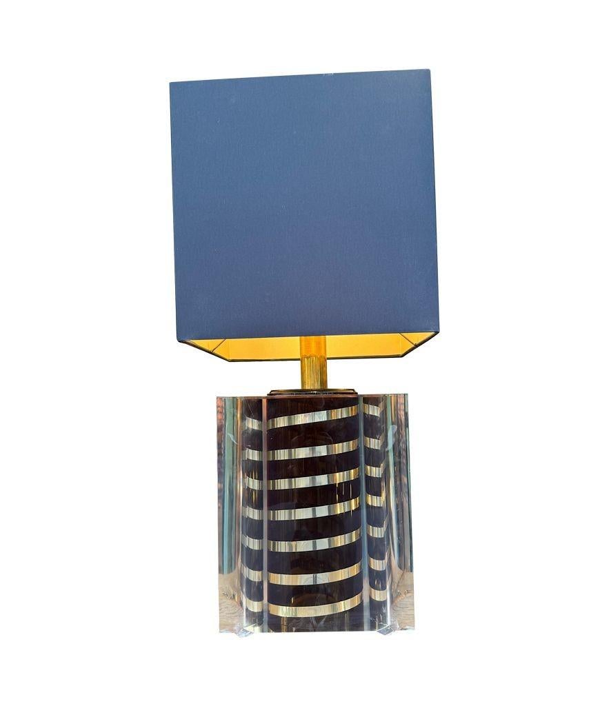 A large Italian 1970s Romeo Rega lucite lamp with chocolate and brass stripes en Bueno estado para la venta en London, GB