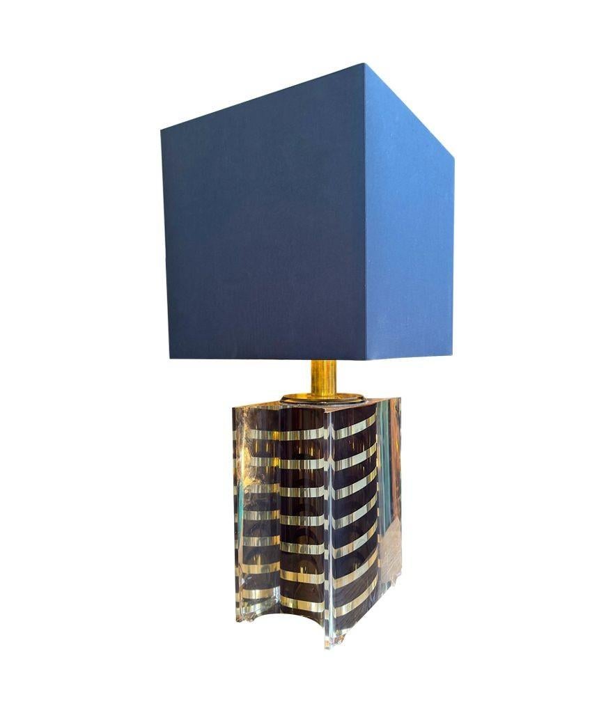 A large Italian 1970s Romeo Rega lucite lamp with chocolate and brass stripes finales del siglo XX en venta