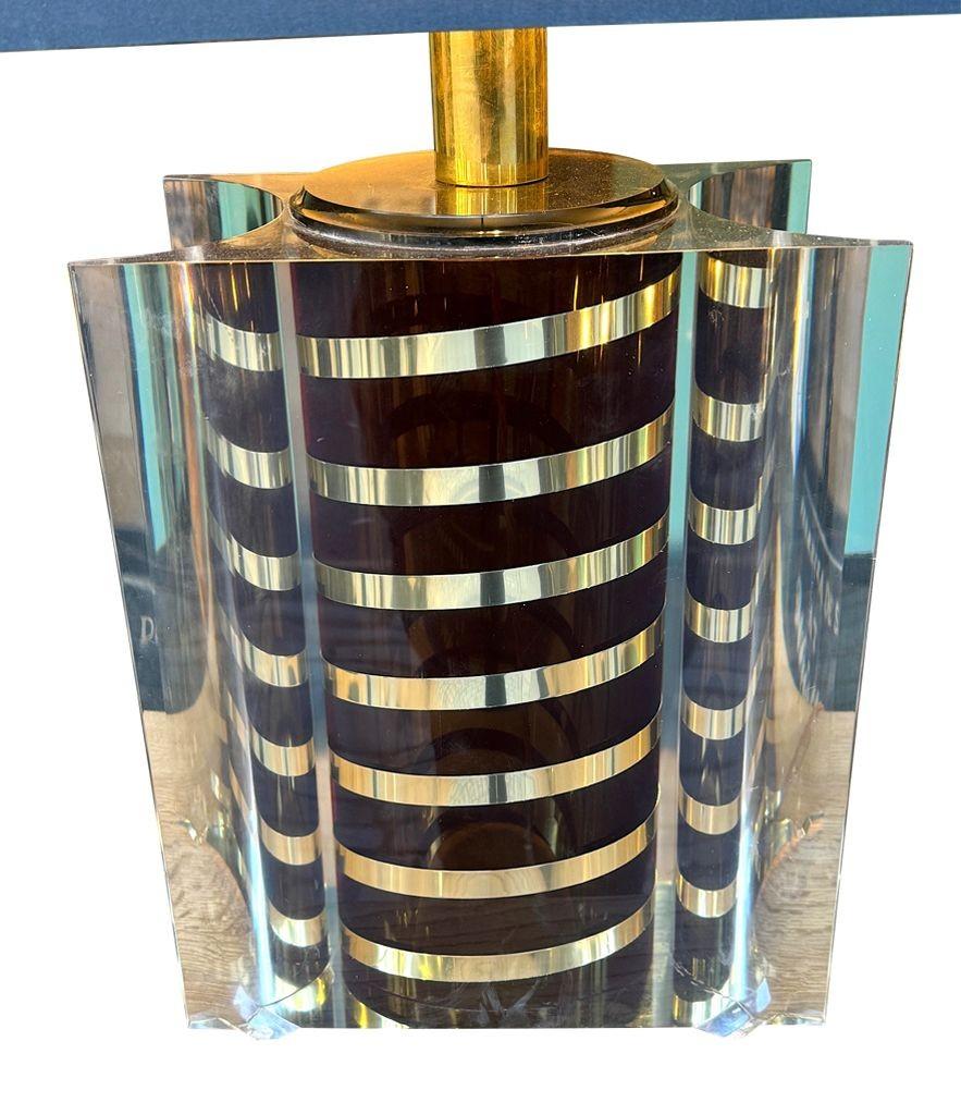 A large Italian 1970s Romeo Rega lucite lamp with chocolate and brass stripes en venta 1