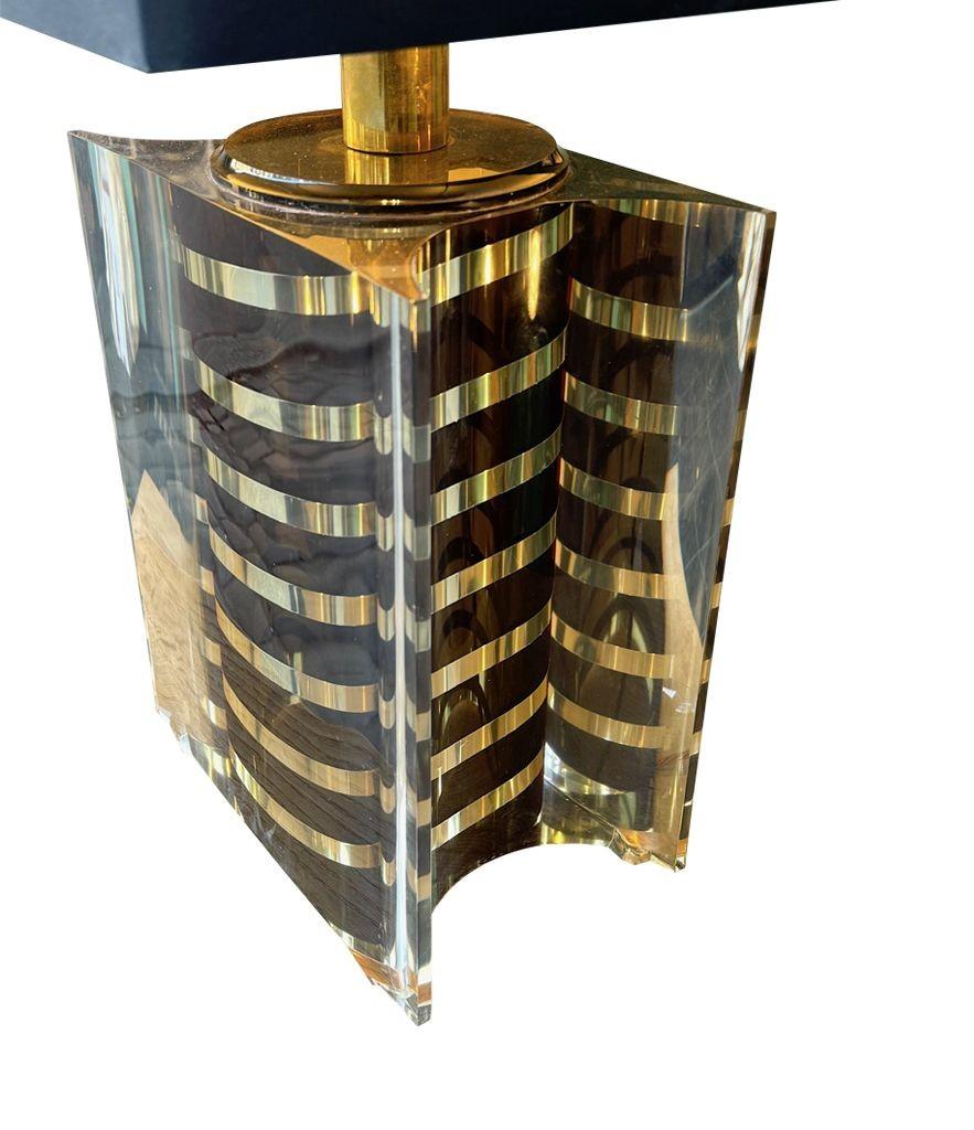 A large Italian 1970s Romeo Rega lucite lamp with chocolate and brass stripes en venta 2