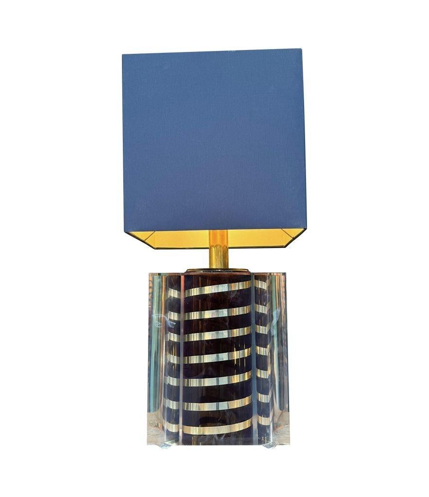 A large Italian 1970s Romeo Rega lucite lamp with chocolate and brass stripes en venta 3