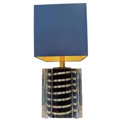 Eine große italienische Romeo Rega-Lampe aus den 1970er Jahren aus Lucit mit Schokoladen- und Messingstreifen
