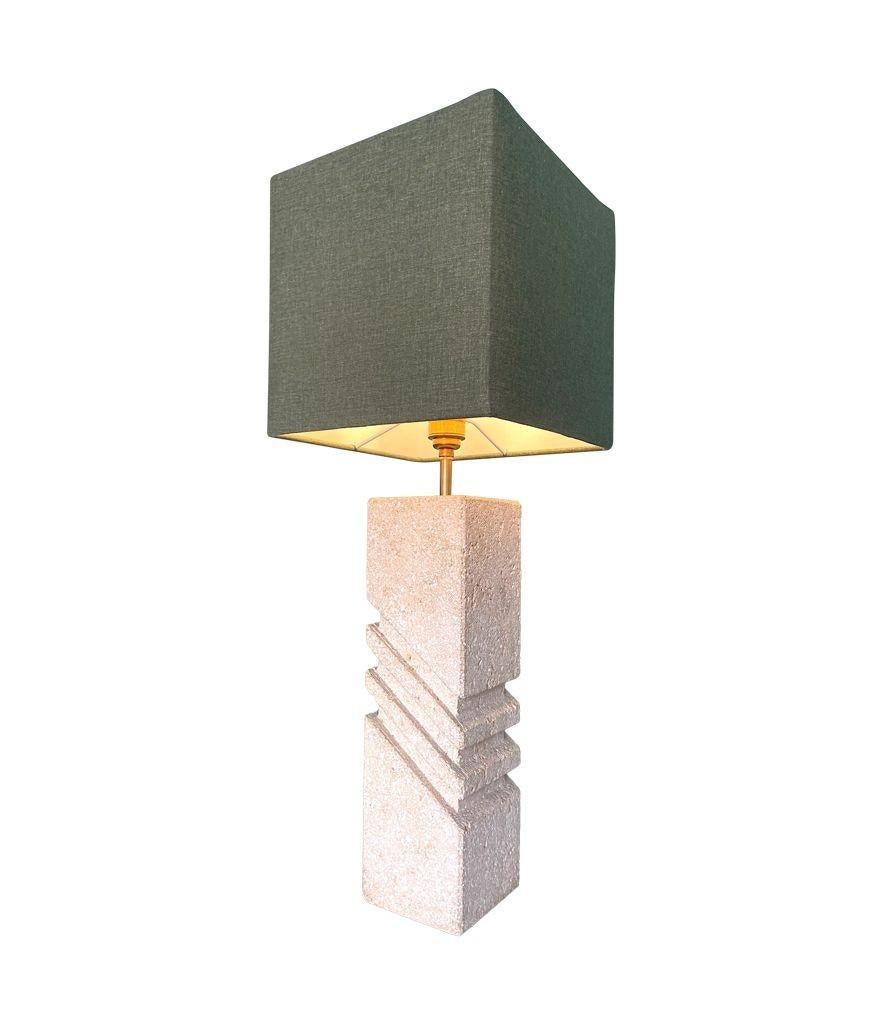 Mid-Century Modern Une grande lampe italienne en pierre sculpturale des années 1970 avec un nouvel abat-jour en lin sur mesure en vente