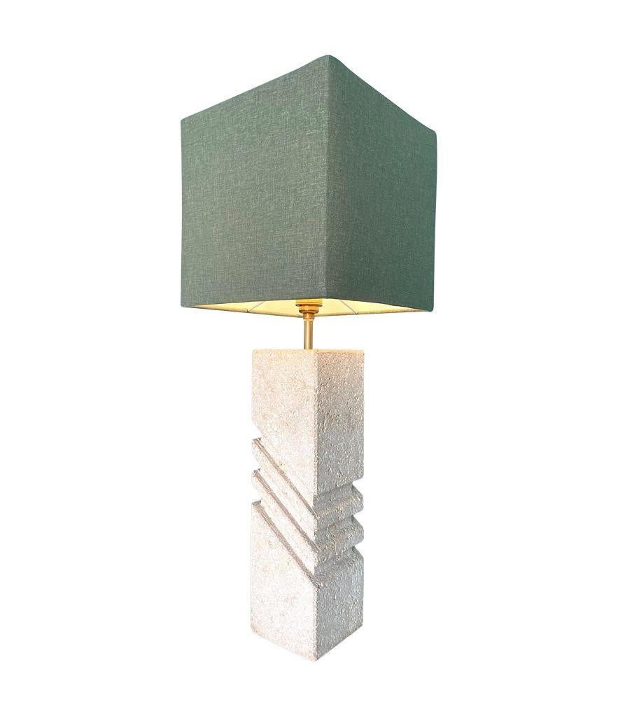 Fin du 20e siècle Une grande lampe italienne en pierre sculpturale des années 1970 avec un nouvel abat-jour en lin sur mesure en vente