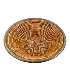 Grand bol italien en bambou tressé des années 1970 avec bord en laiton