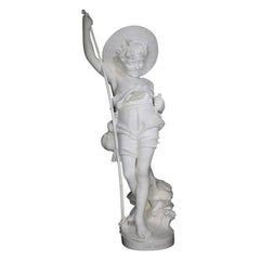 Una grande scultura italiana del XIX secolo in marmo di Carrara intagliato raffigurante un ragazzino pescatore