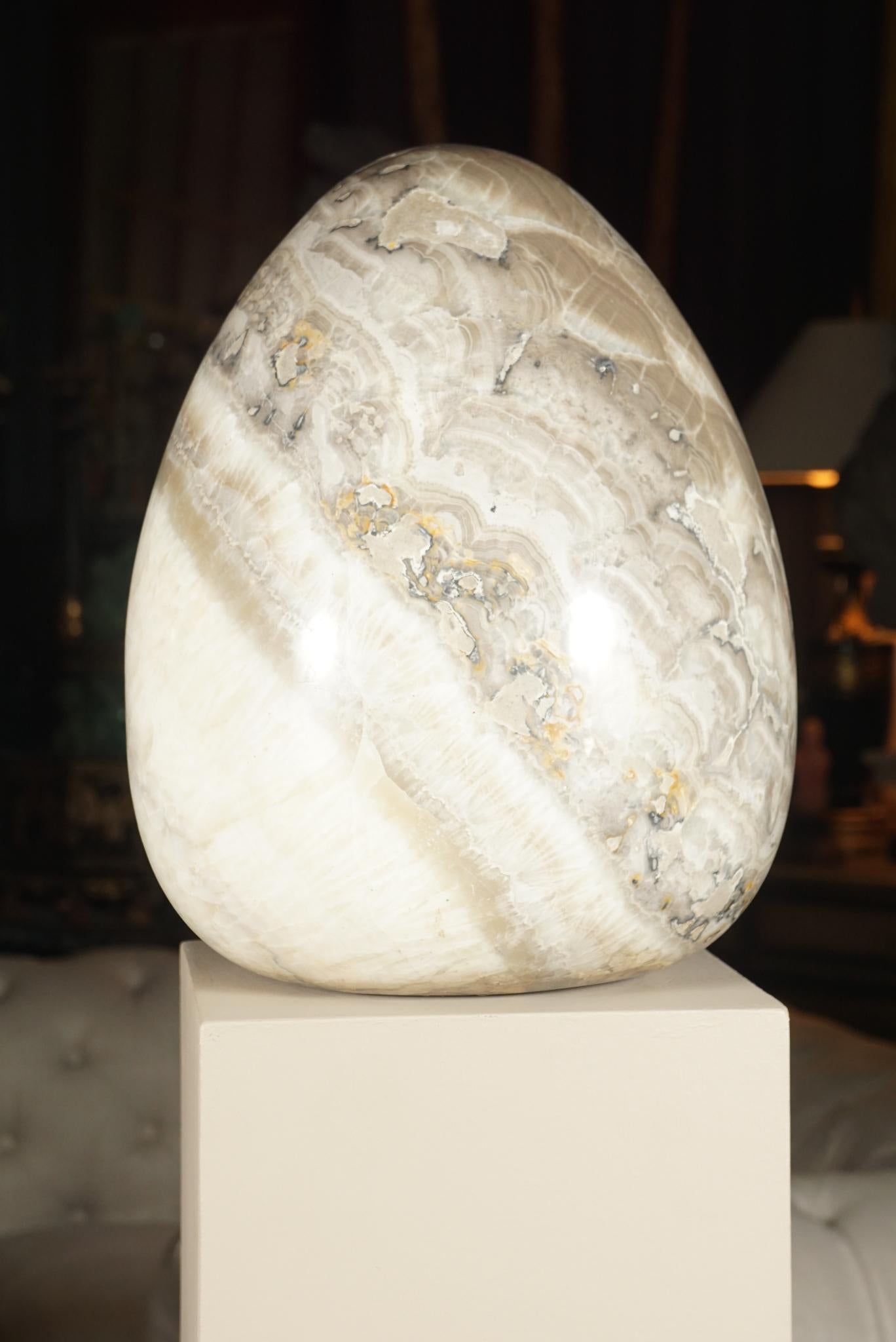 Moderne Grande sculpture italienne d'un œuf en onyx à bandes sur un piédestal en vente
