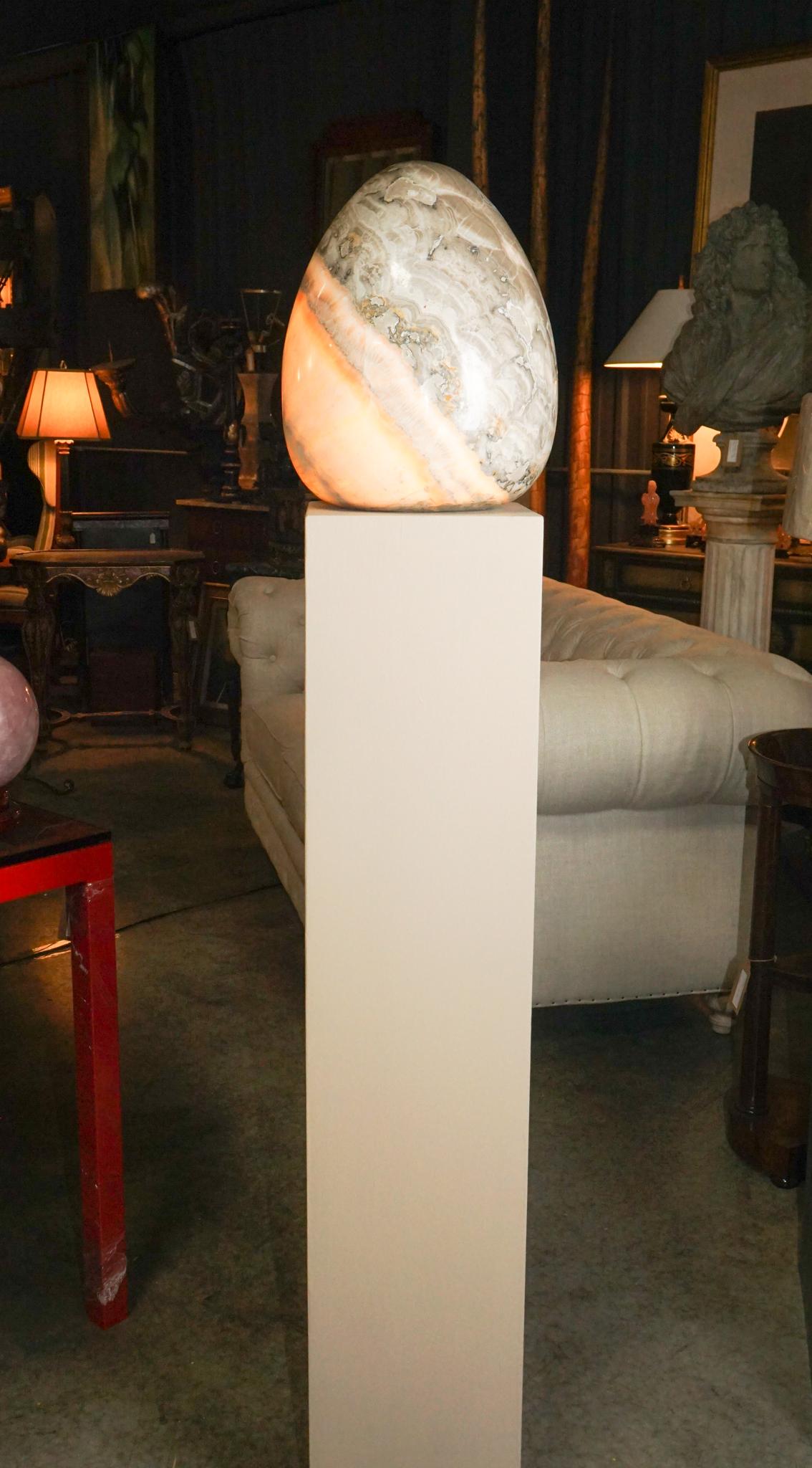 Fait main Grande sculpture italienne d'un œuf en onyx à bandes sur un piédestal en vente
