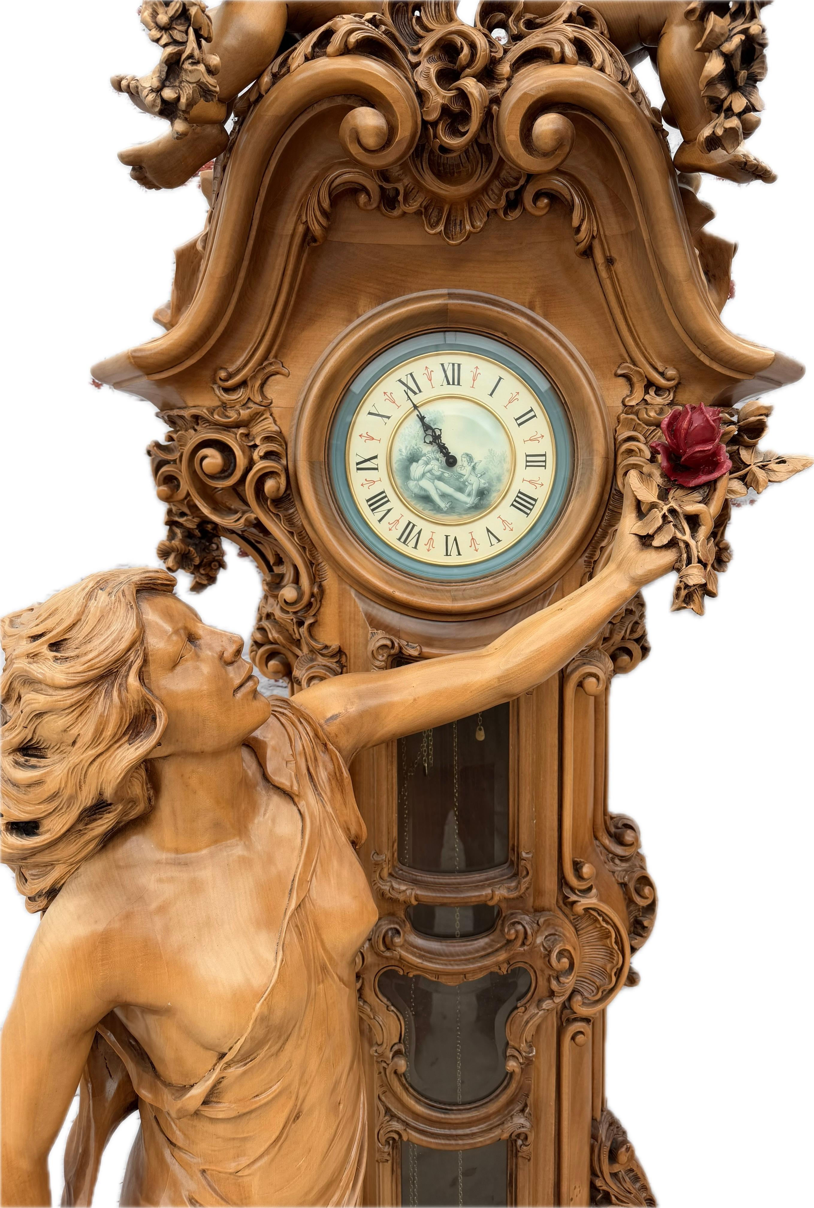 Une grande horloge italienne sculptée figurative à long boîtier en vente 4