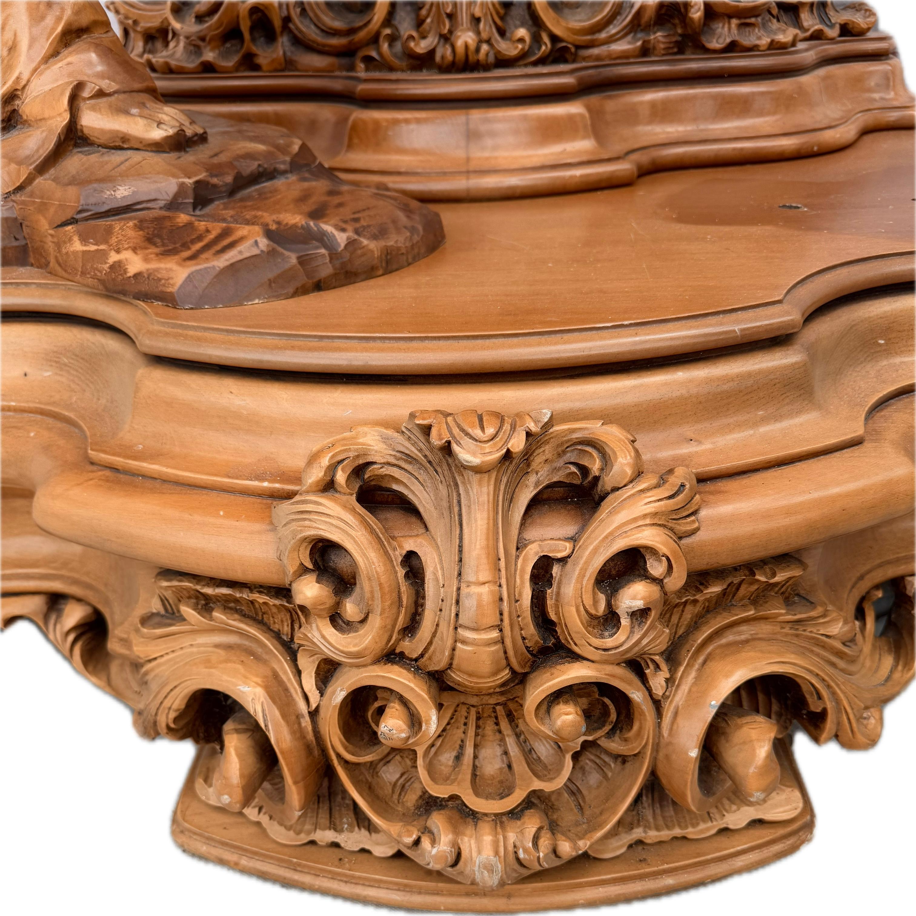 Une grande horloge italienne sculptée figurative à long boîtier en vente 5