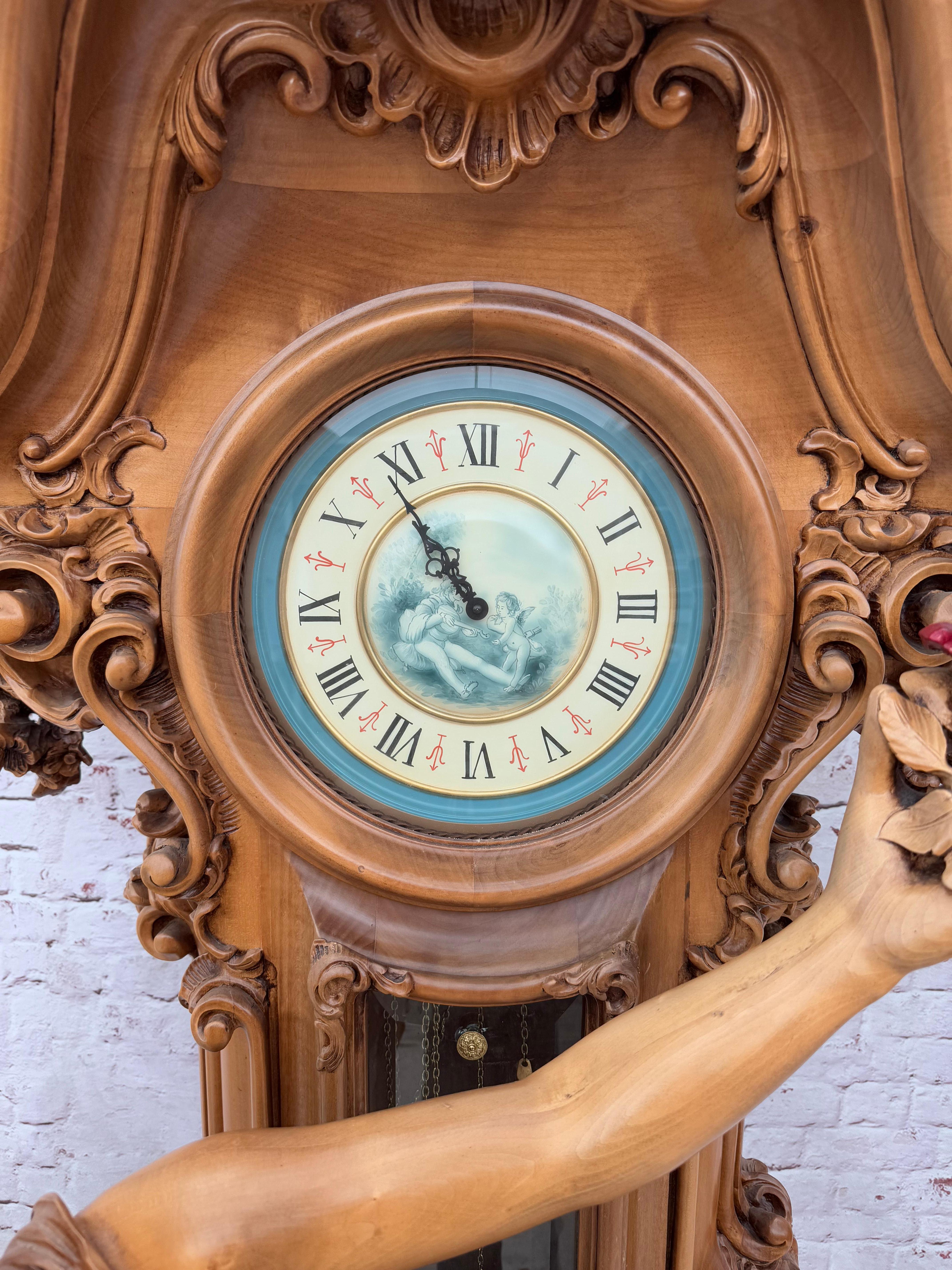 Une grande horloge italienne sculptée figurative à long boîtier en vente 6