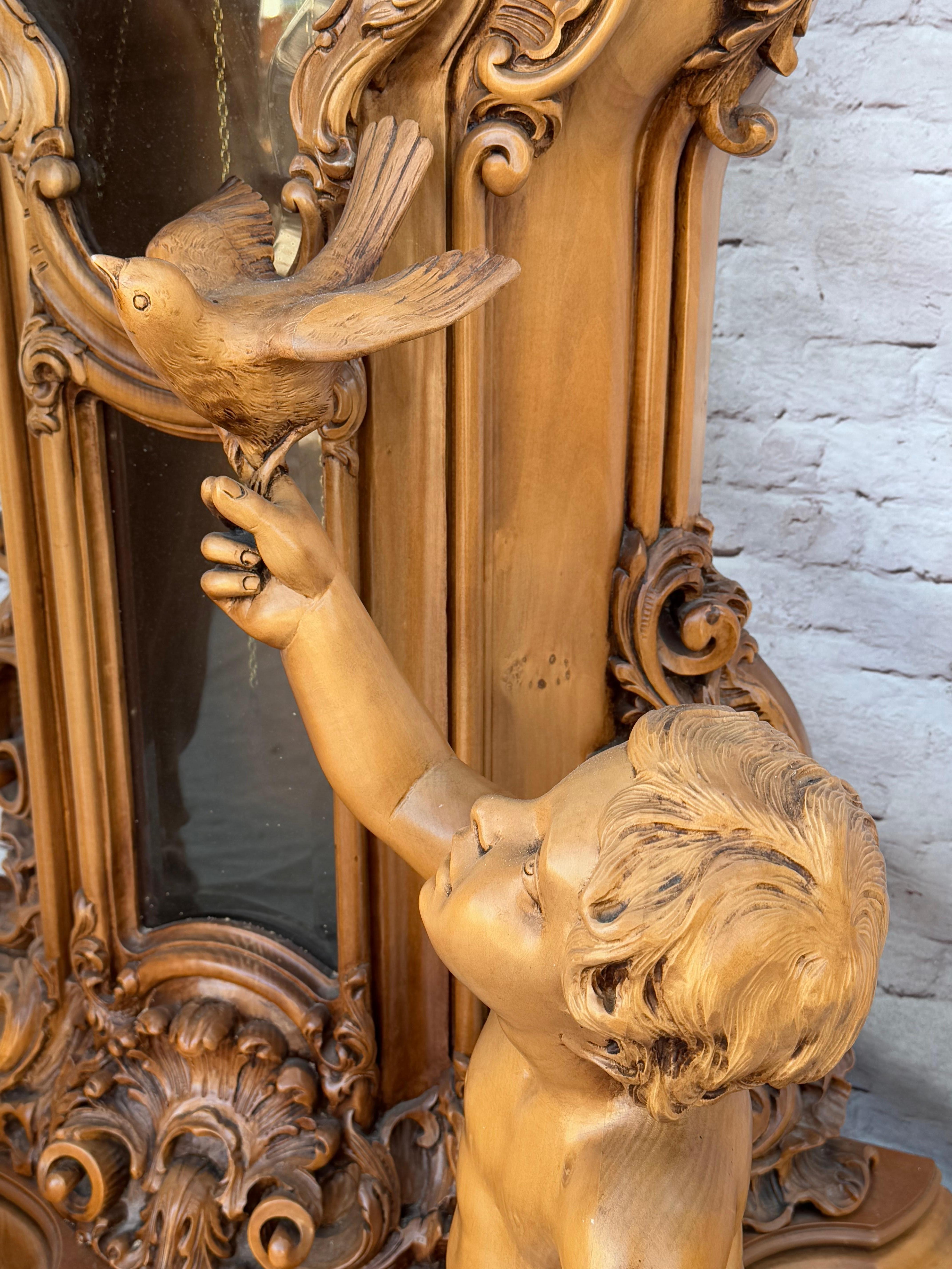 Une grande horloge italienne sculptée figurative à long boîtier en vente 7