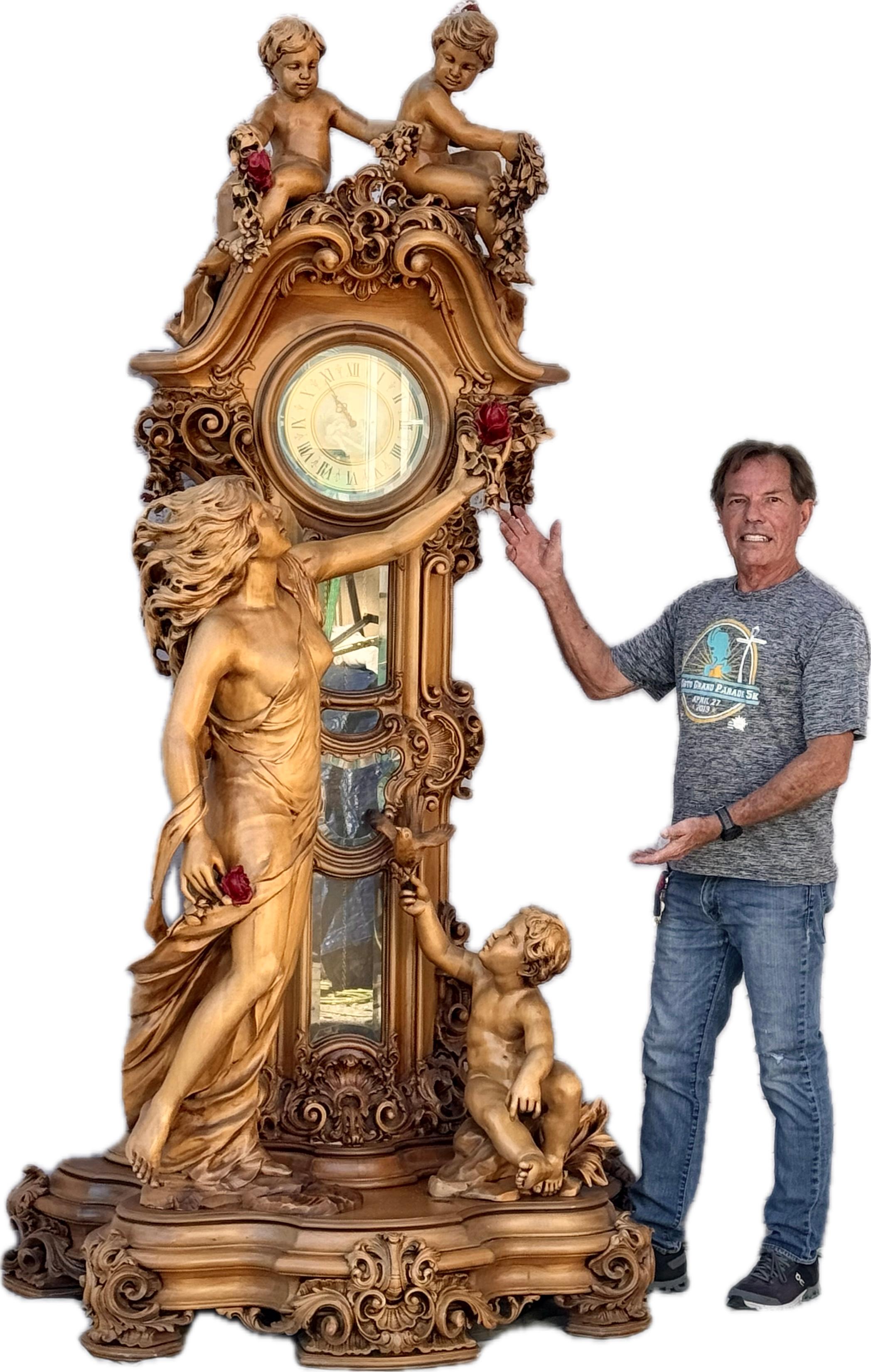 Une grande horloge italienne sculptée figurative à long boîtier en vente 8