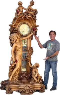 Un grande orologio italiano a cassa lunga con figure intagliate