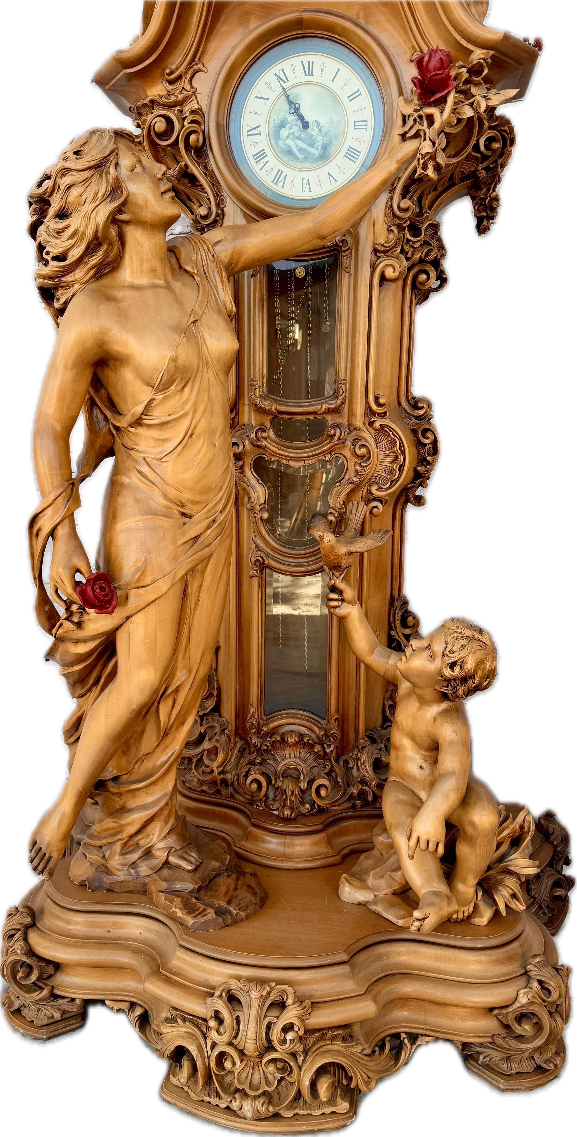 Art nouveau Une grande horloge italienne sculptée figurative à long boîtier en vente
