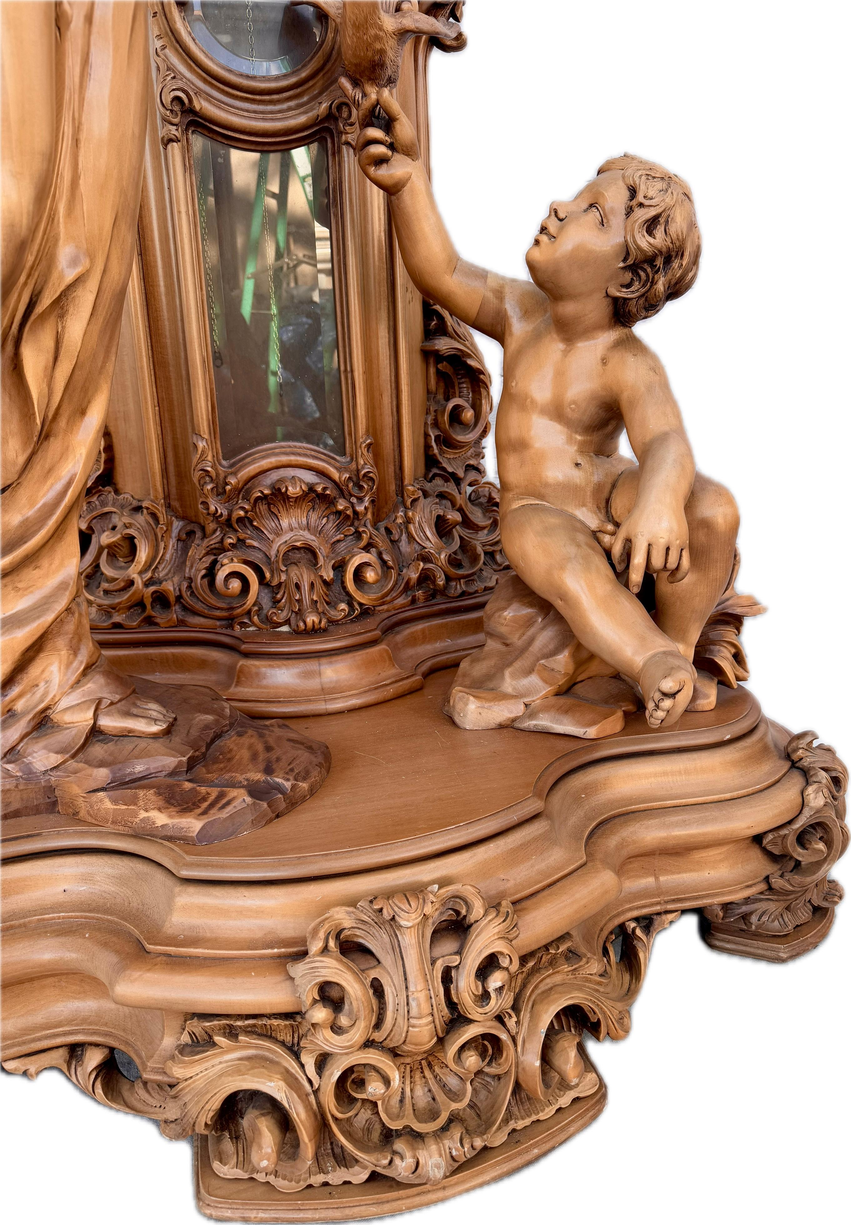 Une grande horloge italienne sculptée figurative à long boîtier Bon état - En vente à Bradenton, FL