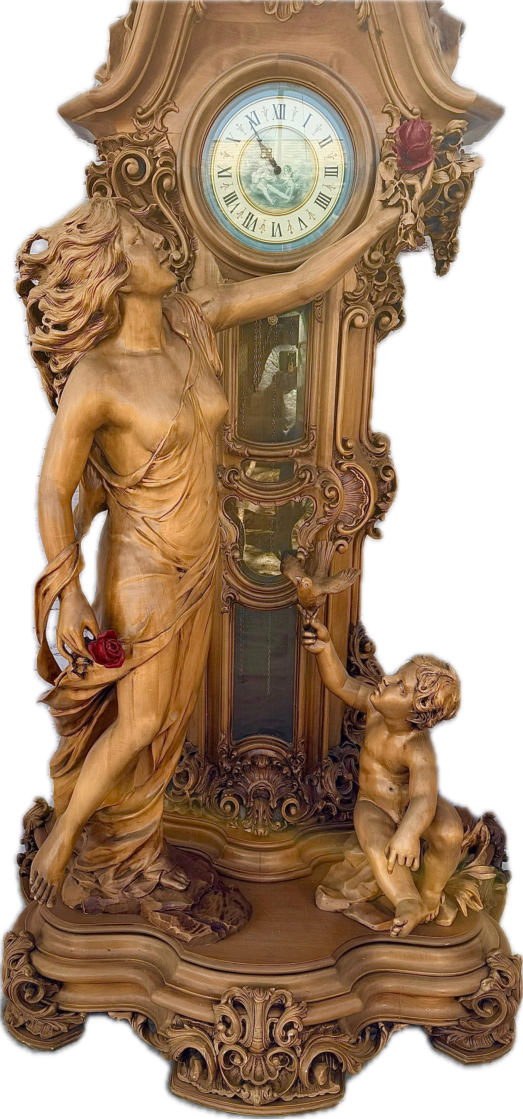 20ième siècle Une grande horloge italienne sculptée figurative à long boîtier en vente