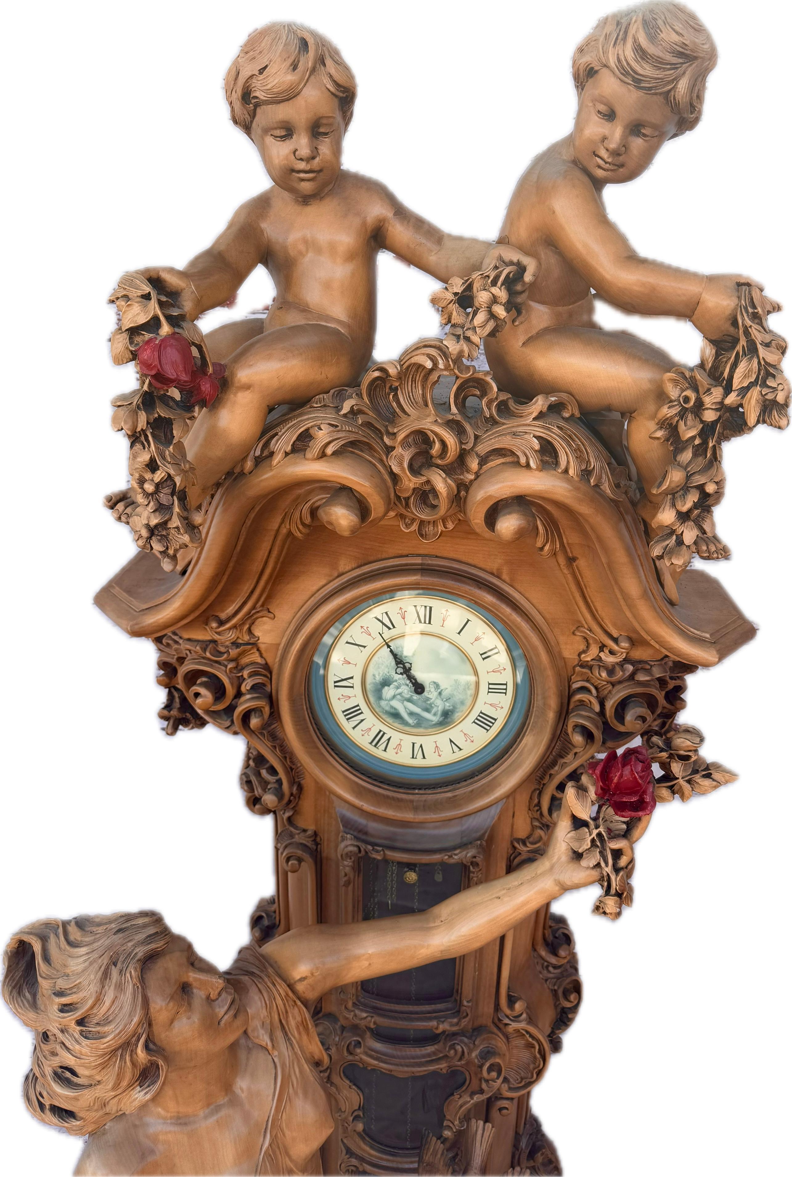 Fruitiers Une grande horloge italienne sculptée figurative à long boîtier en vente