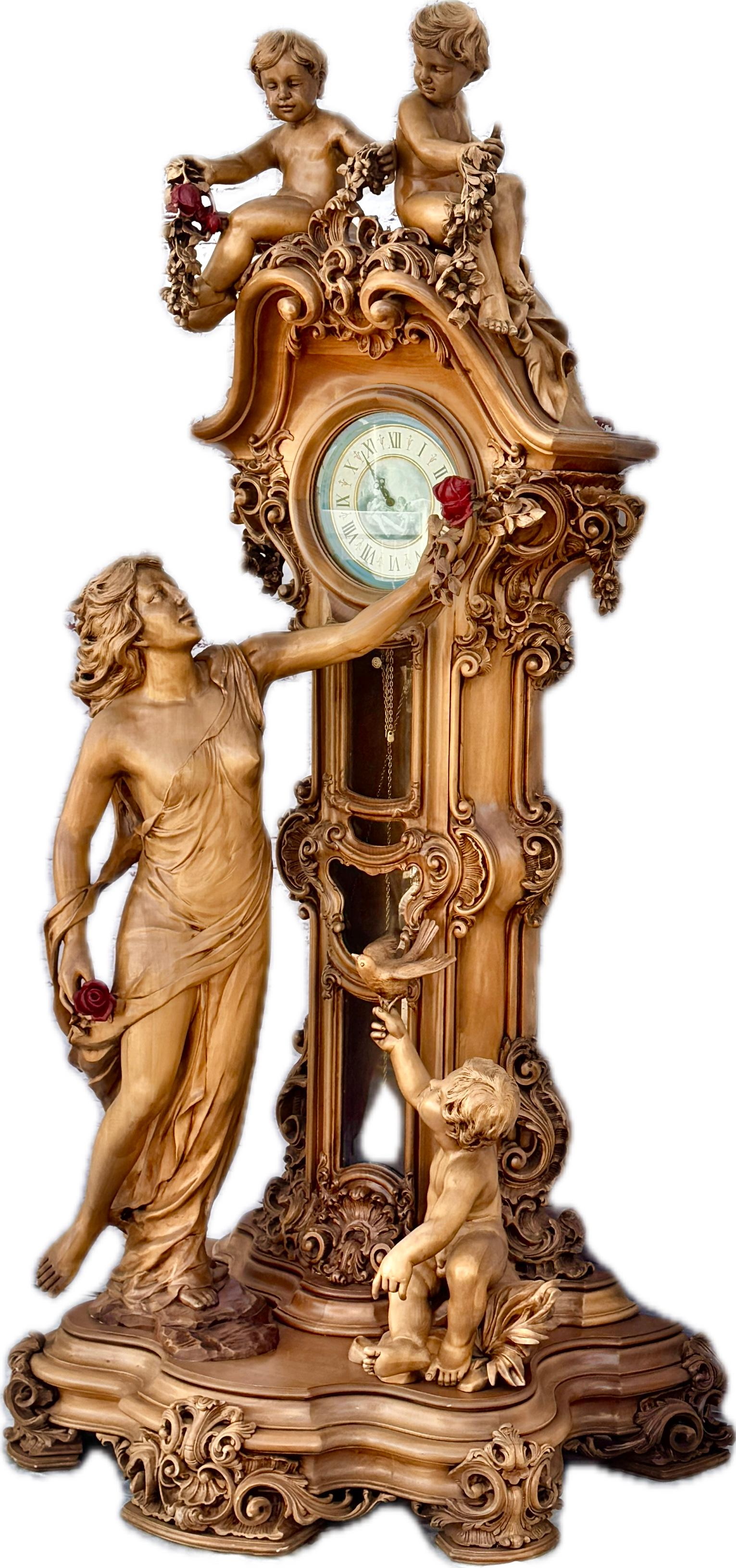 Une grande horloge italienne sculptée figurative à long boîtier en vente 1