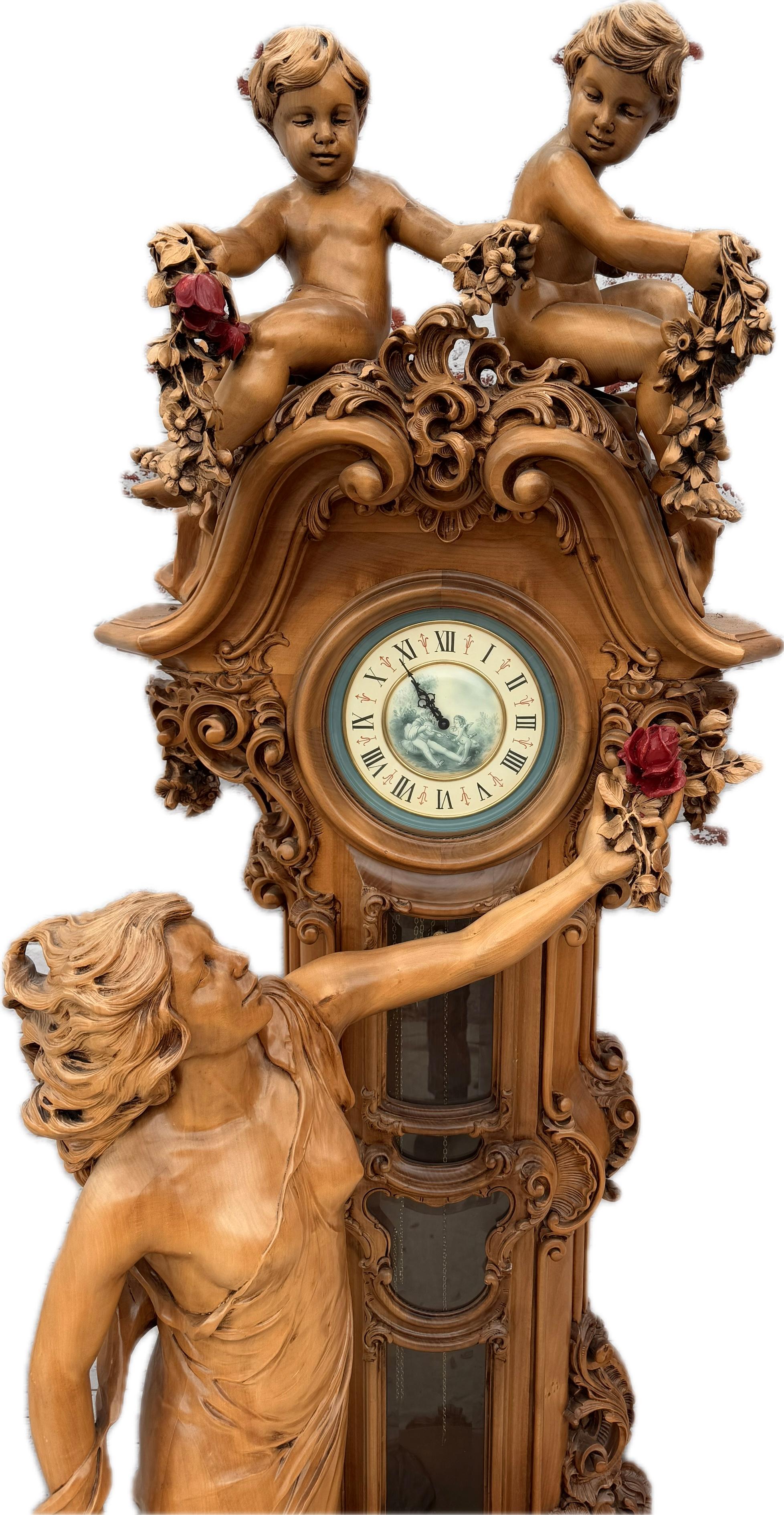 Une grande horloge italienne sculptée figurative à long boîtier en vente 2