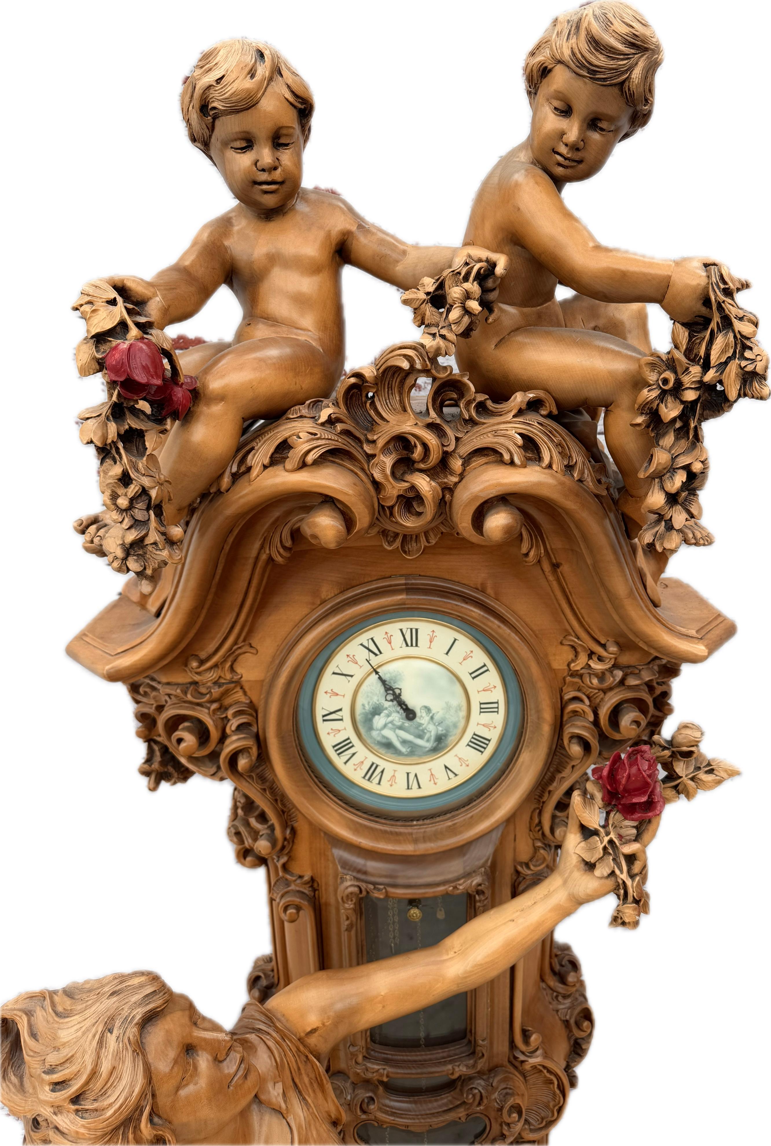 Une grande horloge italienne sculptée figurative à long boîtier en vente 3