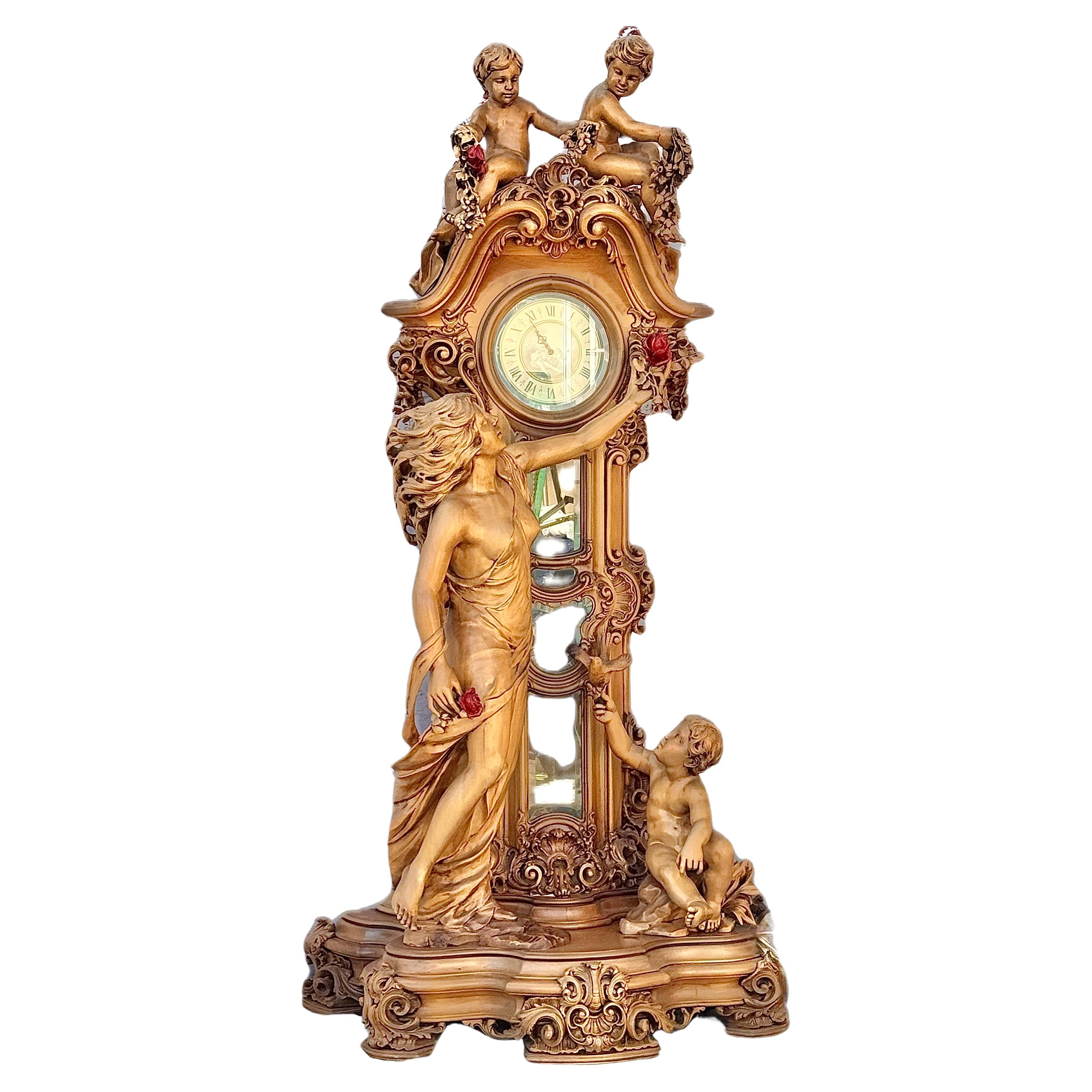 Une grande horloge italienne sculptée figurative à long boîtier