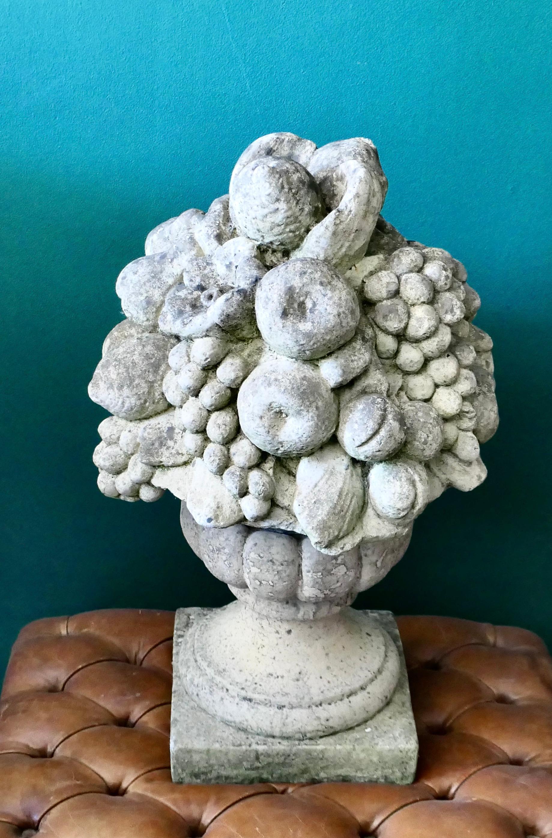 Grand panier à fruits italien sculpté en pierre calcaire en vente 4
