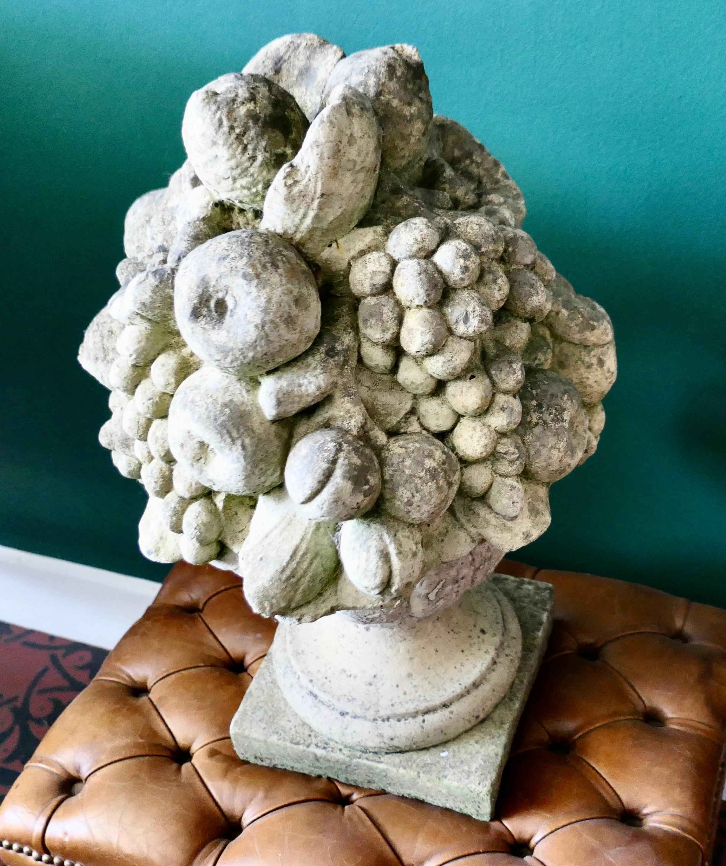 Grand panier à fruits italien sculpté en pierre calcaire en vente 5