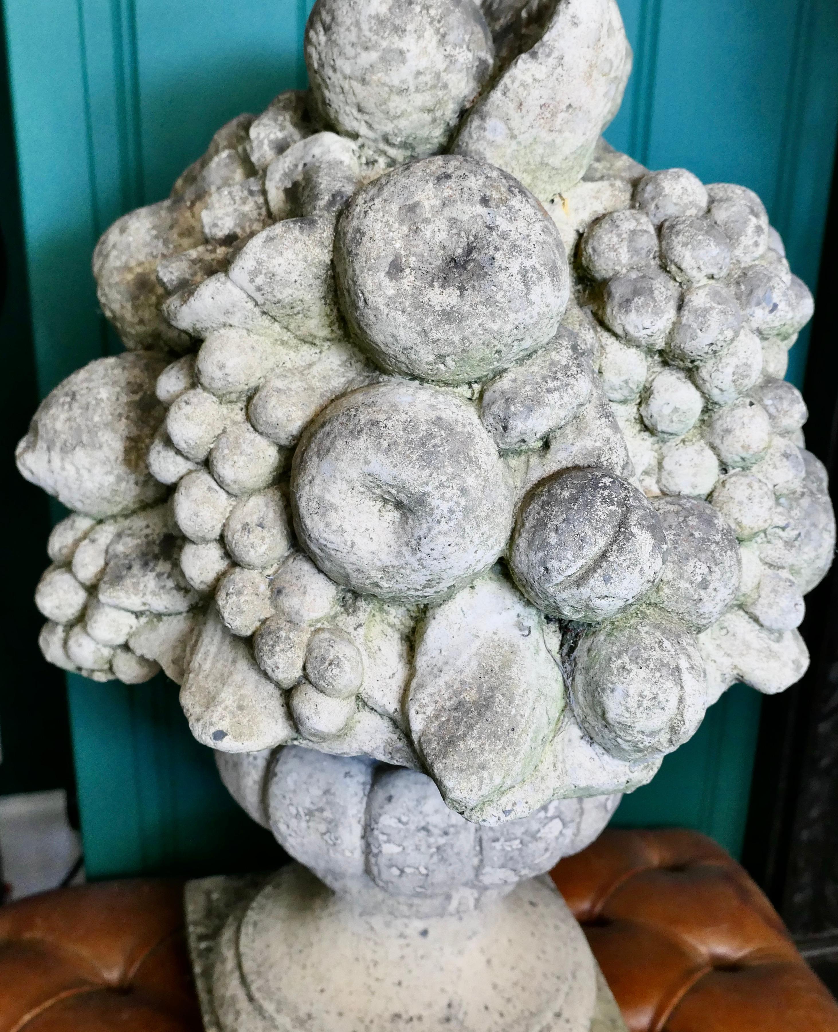 Calcaire Grand panier à fruits italien sculpté en pierre calcaire en vente