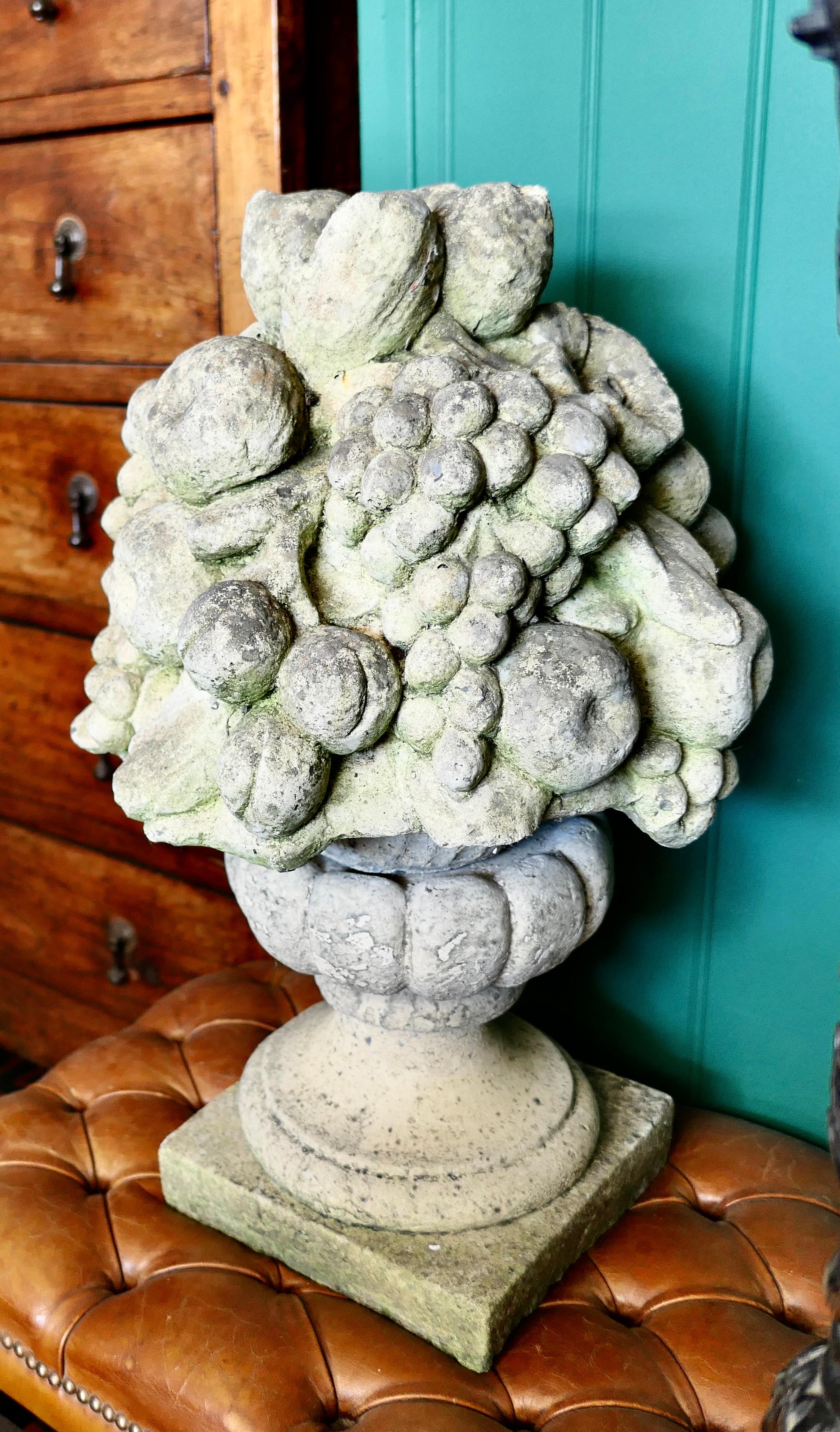 Grand panier à fruits italien sculpté en pierre calcaire en vente 2