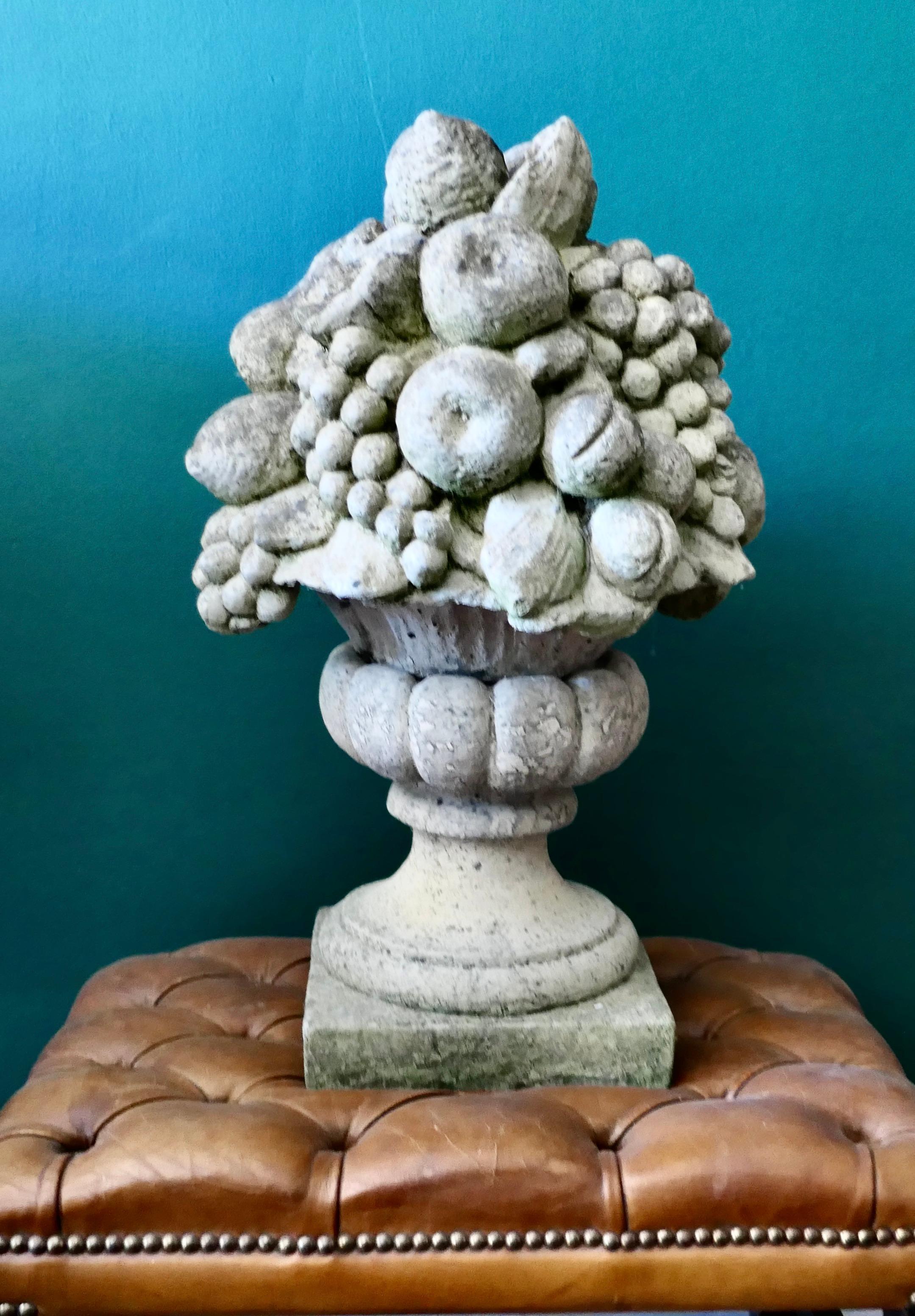 Grand panier à fruits italien sculpté en pierre calcaire en vente 3