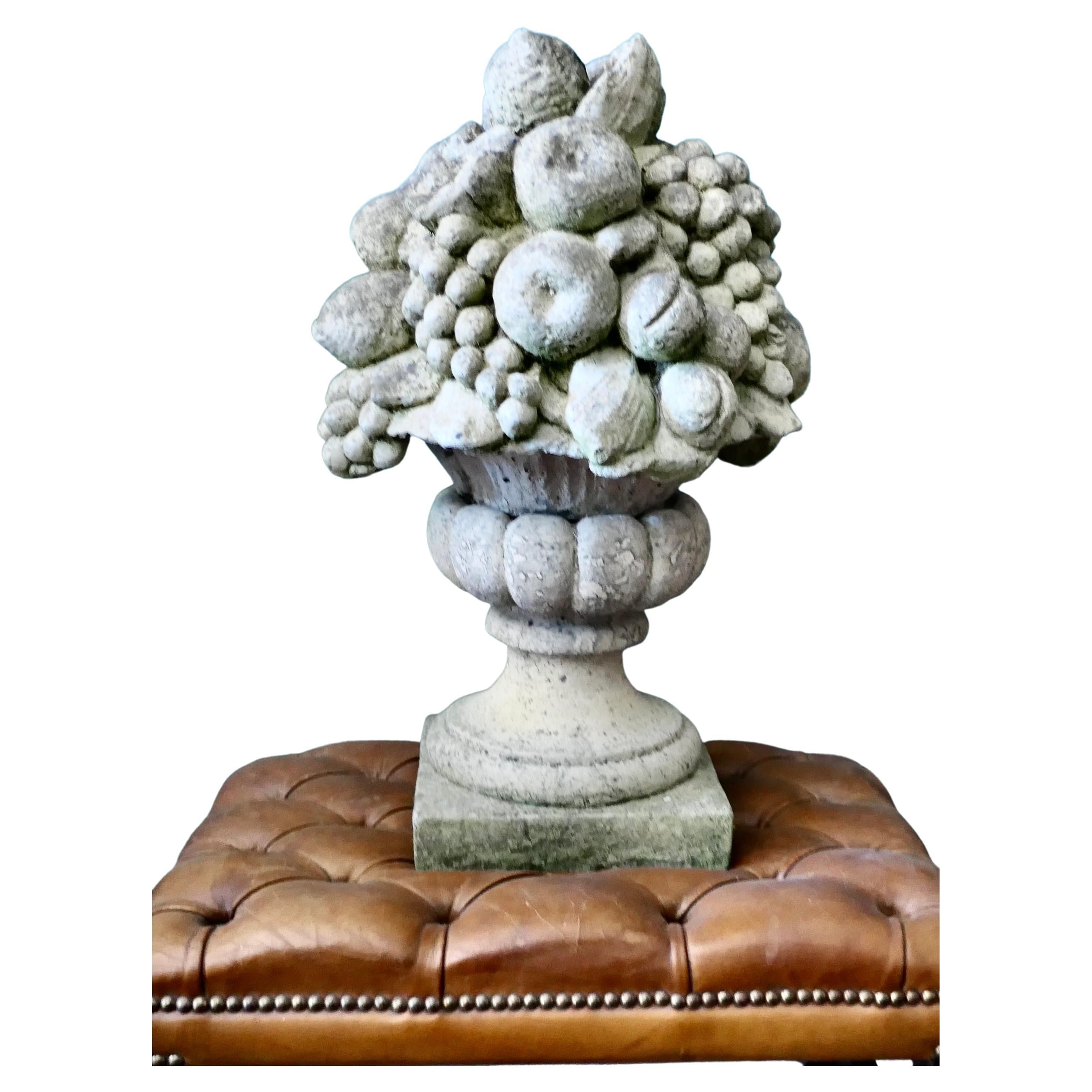 Großer italienischer geschnitzter Obstkorb aus Kalkstein