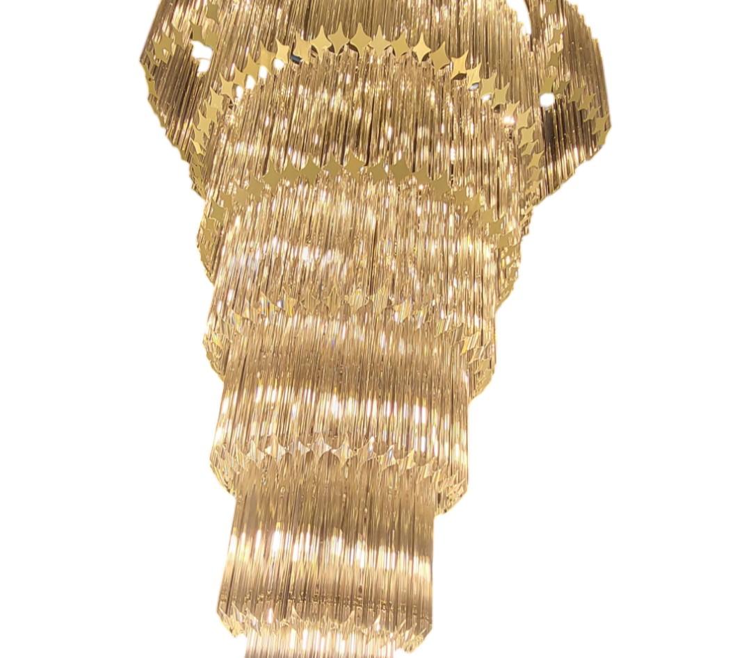 Magnifique lustre cascade en cristal à la manière de Venini
Ce lustre a une hauteur impressionnante de près de 2 mètres et comporte huit niveaux.
Nettoyé professionnellement et prêt à être accroché
Nous avons une paire si nécessaire
Le prix indiqué