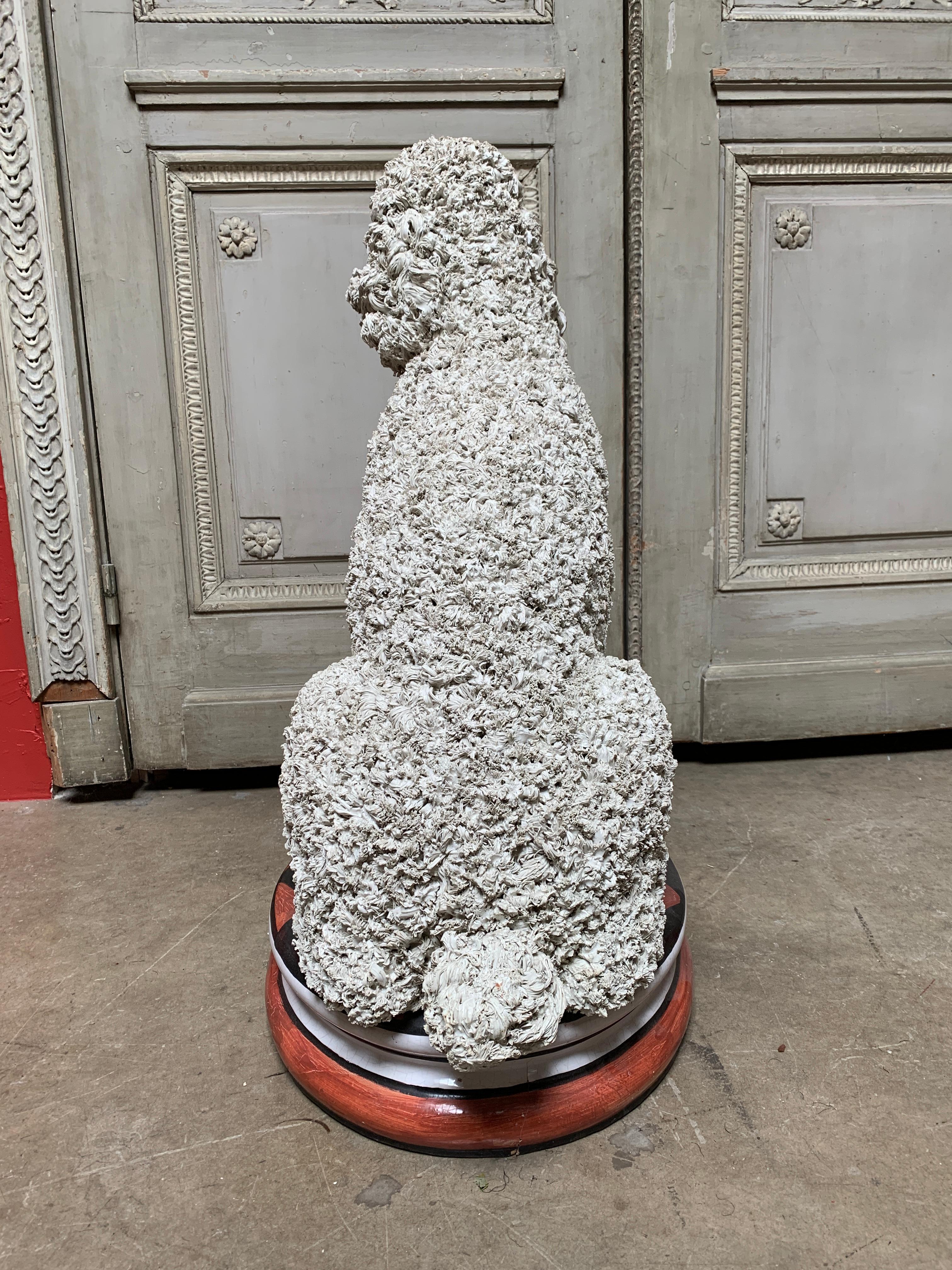 Autre Grande sculpture italienne du milieu du siècle dernier, en céramique blanche, chien spaghetti standard en vente